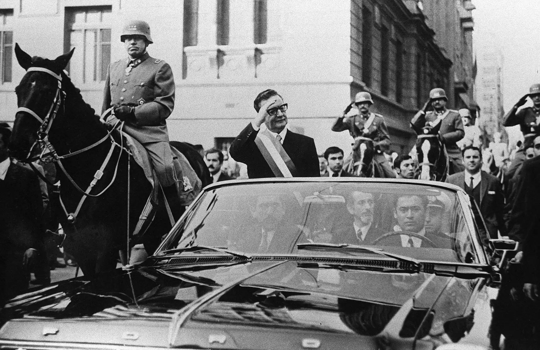 El presidente chileno Salvador Allende  saluda a sus seguidores en Santiago unos días después de su elección el 24 de octubre de 1970. El coche con Allende está escoltado por el general Augusto Pinochet. Foto: AFP