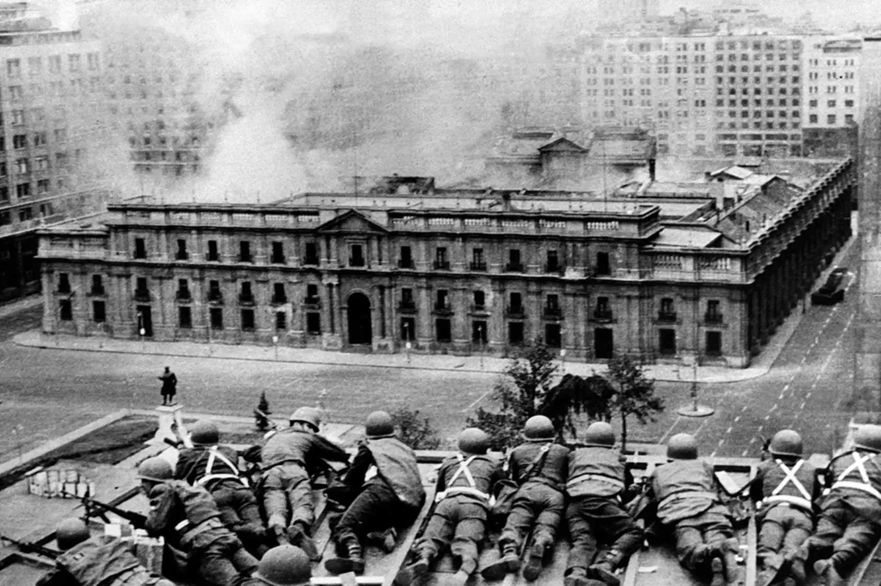 Tropas del ejército chileno posicionadas frente al Palacio de La Moneda el 11 de septiembre de 1973 en Santiago, durante el golpe militar liderado por el general Augusto Pinochet que derrocó al presidente constitucional Salvador Allende. Foto: AFP
