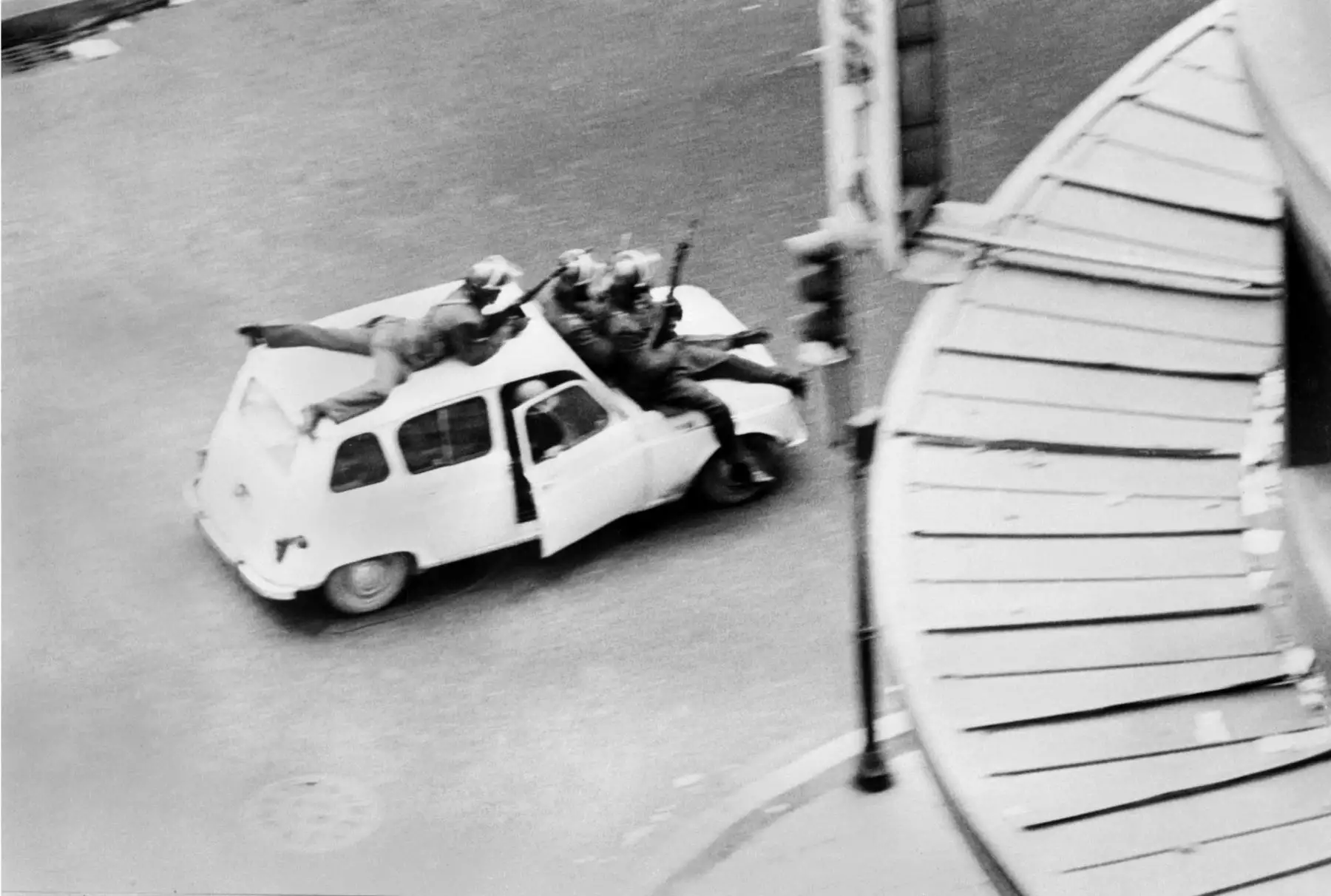 Patrulla militar chilena por  las calles de Santiago  luego del golpe de Estado del 11 de setiembre de 1973 contra el presidente Salvador Allende. Foto: AFP / Prensa Latina