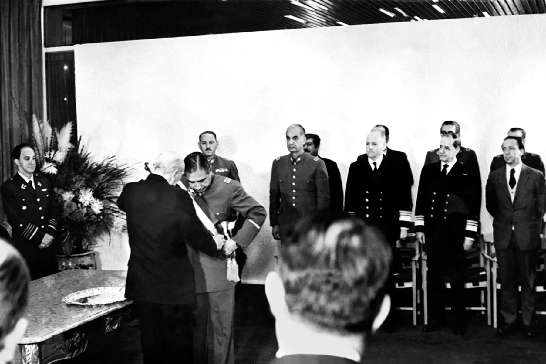 El presidente de la Corte Suprema de Justicia entrega la banda presidencial al general Augusto Pinochet, quien se convierte en jefe supremo de Chile tras el golpe de Estado del 11 de setiembre de 1973. Foto: AFP