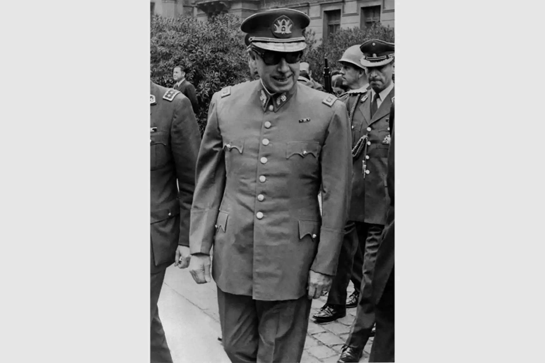 El presidente de la junta militar de Chile,  general Augusto Pinochet, sonríe en Santiago en septiembre de 1973 tras el golpe de estado  contra el presidente  Salvador Allende. Foto: AFP