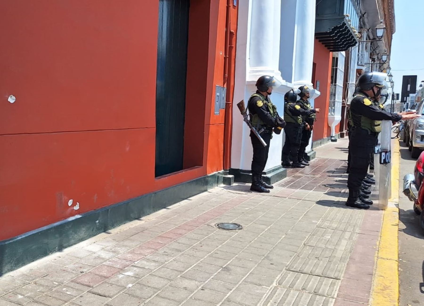 Agentes de la Policía Nacional hirieron y detuvieron a sujeto que desató una balacera en plena plaza de Armas de Trujillo, región La Libertad. Foto: Luis Puell