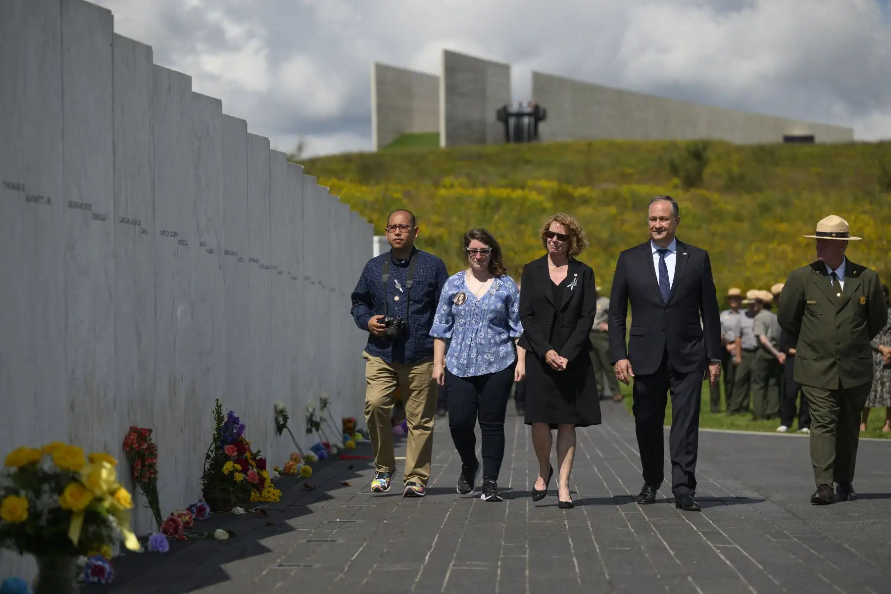 El Segundo Caballero de los Estados Unidos, Douglas Emhoff, camina a lo largo del Muro de los Nombres con Deborah Borz , madre de la víctima del accidente Deora Frances Bodley, durante una ceremonia de colocación de ofrendas florales para conmemorar el 22º aniversario del accidente del Vuelo 93 el 11 de septiembre.
Foto: AFP