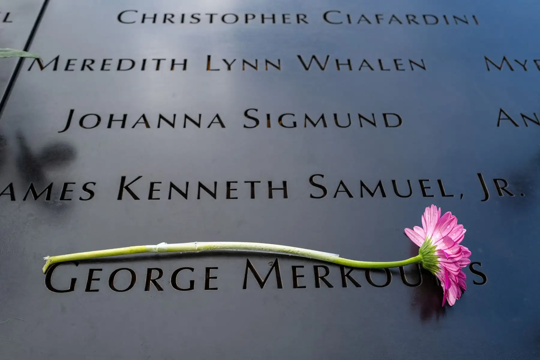 Un ciudadano deja una flor con un nombre en el Memorial del 11 de septiembre en la Zona Cero en el bajo Manhattan mientras la nación conmemora el 22º aniversario de los ataques del 11 de septiembre de 2023 en la ciudad de Nueva York
Foto: AFP