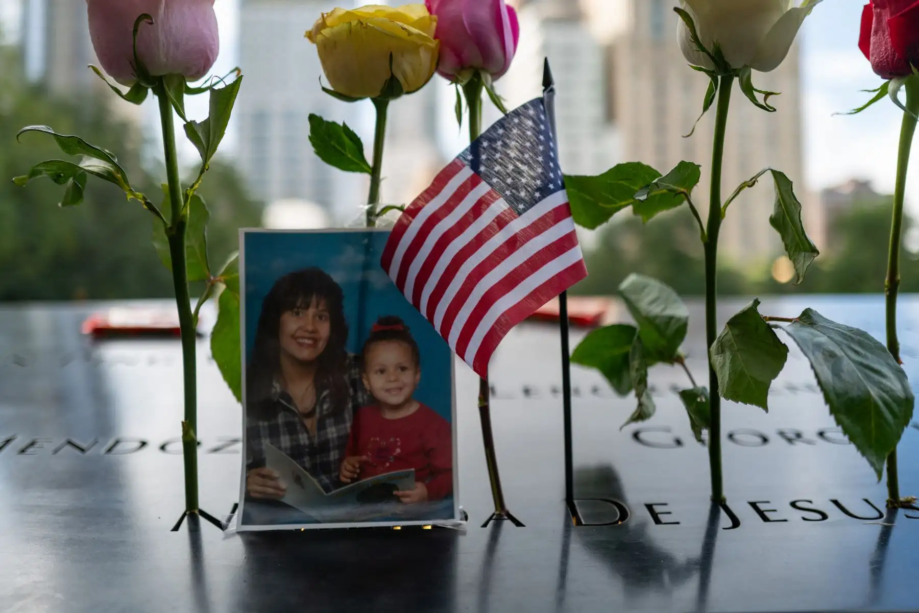 Una foto de una madre y su hija aparece en un nombre en el Memorial del 11 de septiembre en la Zona Cero en el bajo Manhattan mientras la nación conmemora el 22.º aniversario de los ataques del 11 de septiembre de 2023 en la ciudad de Nueva York.
Foto: AFP