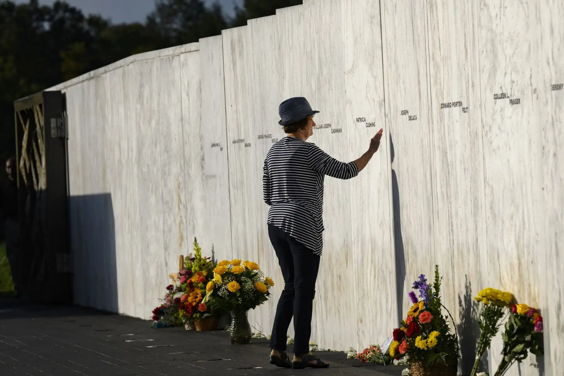 Un familiar de una de las víctimas presenta sus respetos en el Muro de los Nombres antes de una ceremonia que conmemora el 22º aniversario del accidente del Vuelo 93 durante los ataques terroristas del 11 de septiembre de 2001 en el Memorial Nacional del Vuelo 93 el 11 de septiembre de 2001. 2023 en Shanksville, Pensilvania.
Foto: AFP