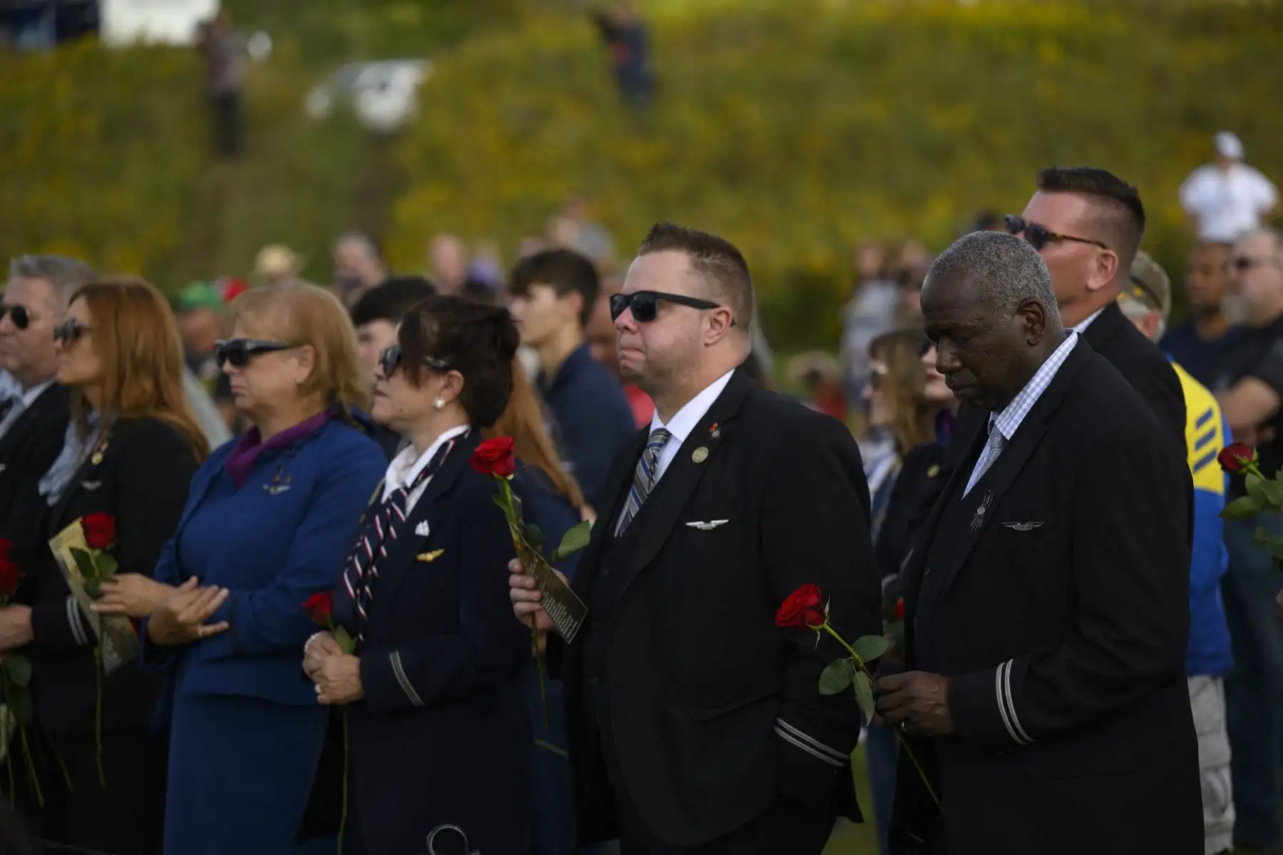 Los visitantes escuchan la lista de los nombres de las víctimas durante una ceremonia que conmemora el 22º aniversario del accidente del Vuelo 93 durante los ataques terroristas del 11 de septiembre de 2001 en el Memorial Nacional del Vuelo 93 el 11 de septiembre de 2023 en Shanksville, Pensilvania.
Foto: AFP