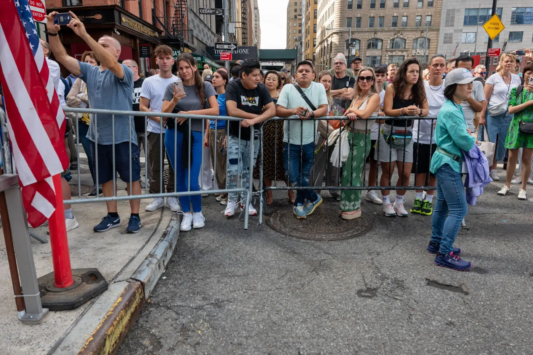 La gente se encuentra afuera del Memorial del 11 de septiembre en la Zona Cero en el bajo Manhattan mientras la nación conmemora el 22º aniversario de los ataques del 11 de septiembre de 2023 en la ciudad de Nueva York.
Foto: AFP
