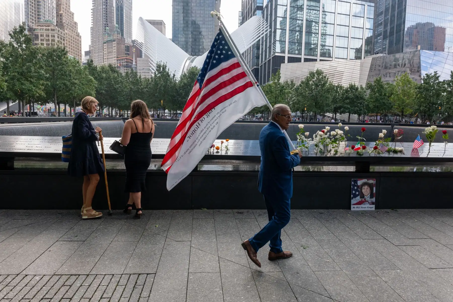 La gente visita el Memorial del 11 de septiembre en la Zona Cero en el bajo Manhattan mientras la nación conmemora el 22º aniversario de los ataques del 11 de septiembre de 2023 en la ciudad de Nueva York.
Foto: AFP