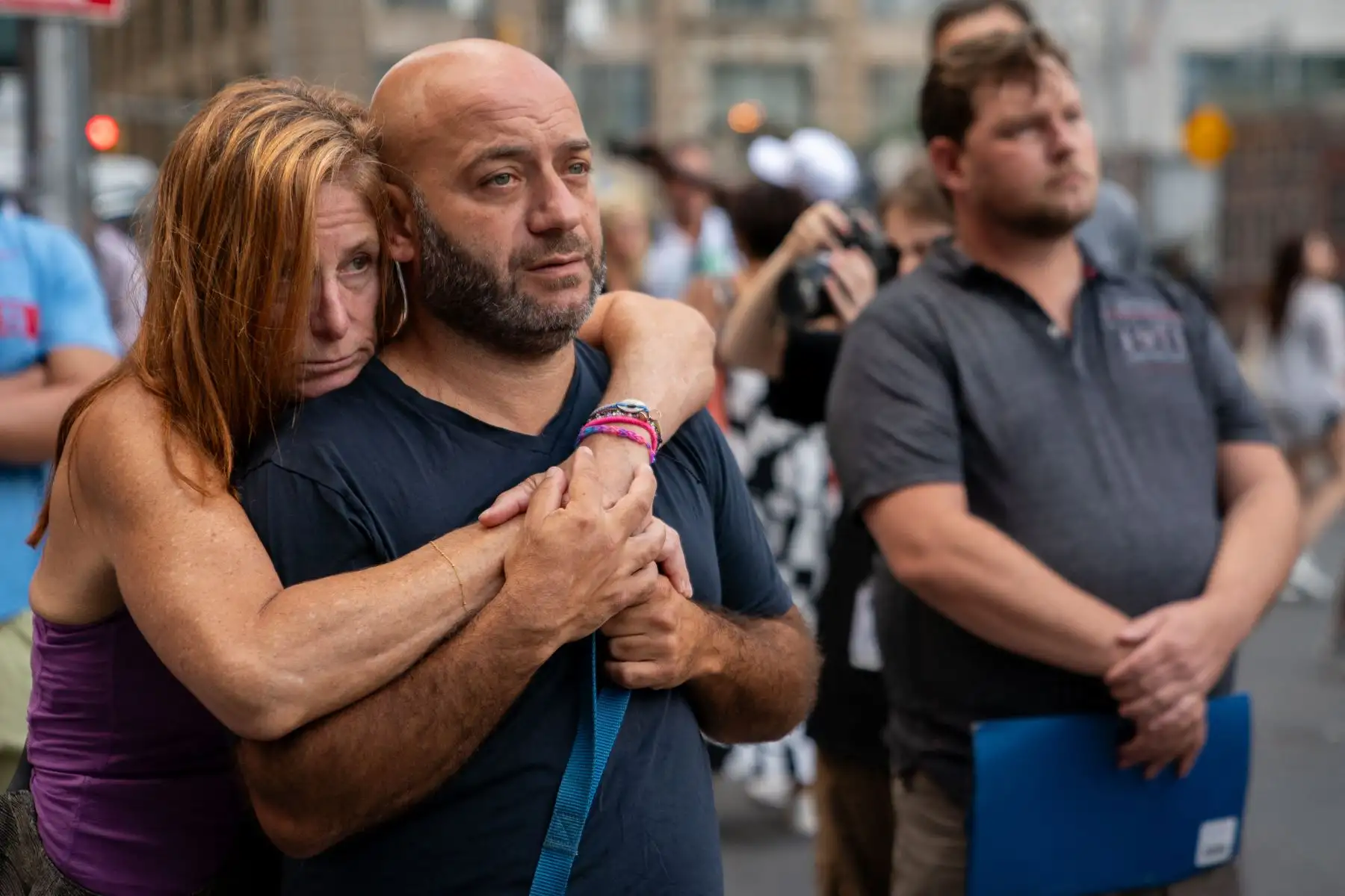 Dos personas se abrazan durante un momento de silencio en la Zona Cero el 11 de septiembre de 2023 en la ciudad de Nueva York. Familiares y amigos honraron las vidas de sus seres queridos perdidos en el 22º aniversario de los ataques terroristas del 11 de septiembre de 2001 en el World Trade Center, Shanksville.
Foto: AFP