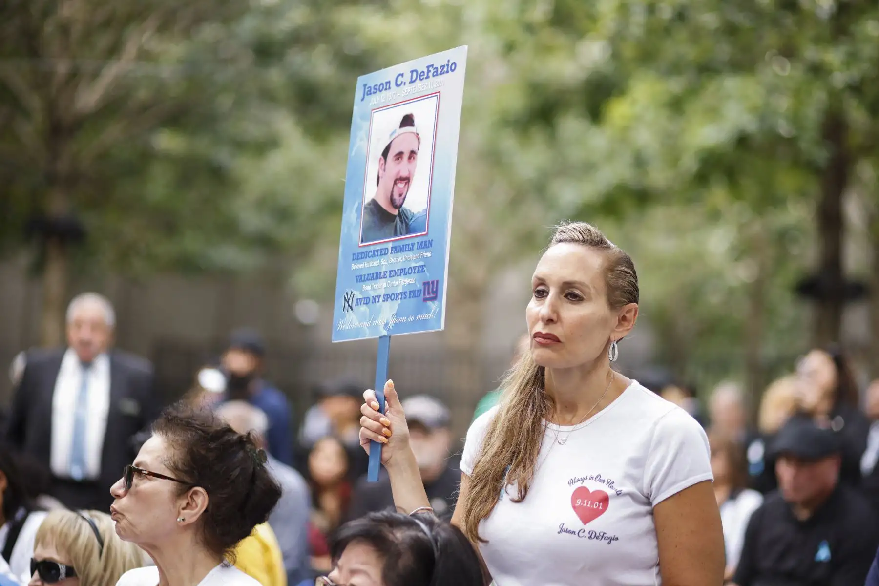 Familiares de las víctimas de los ataques del 11 de septiembre asisten a los servicios en el Memorial Nacional del 11 de Septiembre durante la ceremonia para conmemorar el 22º aniversario del ataque terrorista del 11 de septiembre en el World Trade Center el 11 de septiembre de 2023 en Nueva York.
Foto: AFP
