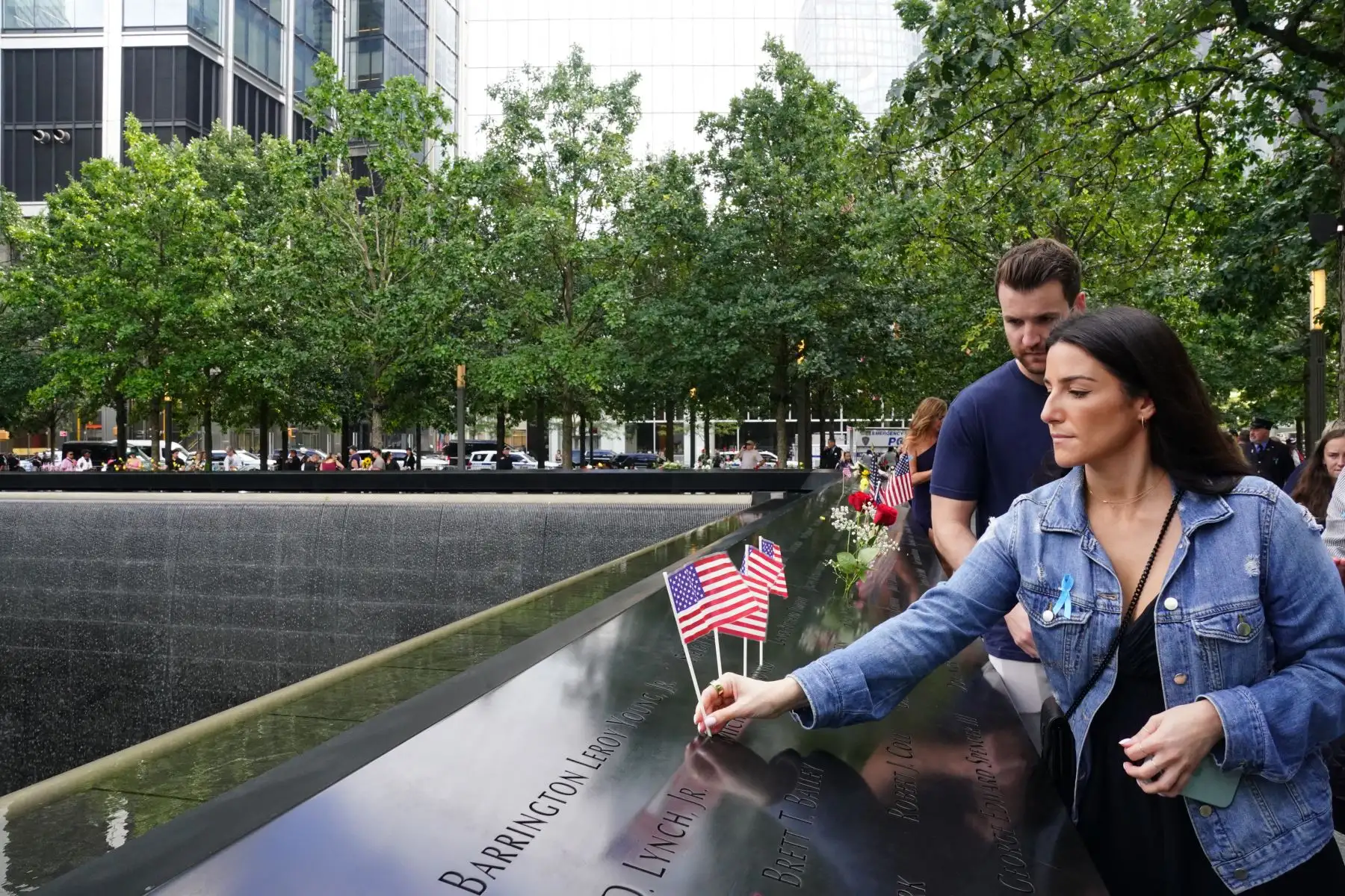 Miembros de la familia colocan banderas junto a nombres a lo largo de una piscina en el Memorial Nacional del 11 de Septiembre para conmemorar el 22º aniversario del ataque terrorista del 11 de septiembre en el World Trade Center el 11 de septiembre de 2023 en Nueva York.
Foto: AFP