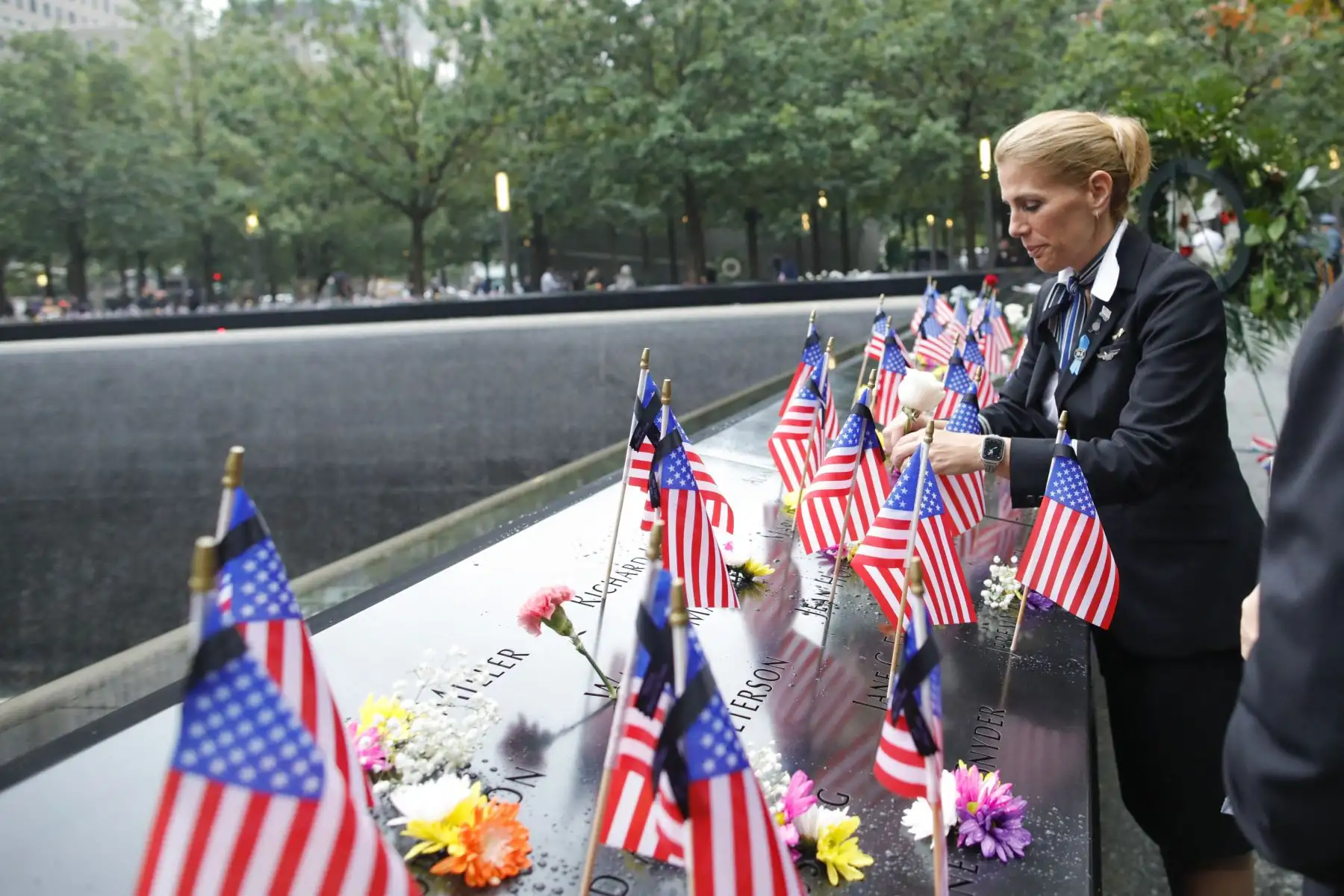 Sara Nelson, presidenta internacional de la Asociación de Asistentes de Vuelo, coloca una flor en la piscina conmemorativa del 11 de septiembre antes de una ceremonia conmemorativa en el 22º aniversario del ataque terrorista al World Trade Center, en la ciudad de Nueva York el 11 de septiembre de 2023. Foto:AFP