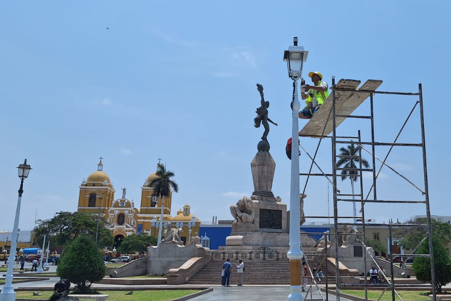 Los postes y las farolas ornamentales de la plaza de Armas de Trujillo son pintadas de blanco por la municipalidad provincial. Foto: ANDINA/Cortesía Luis Puell