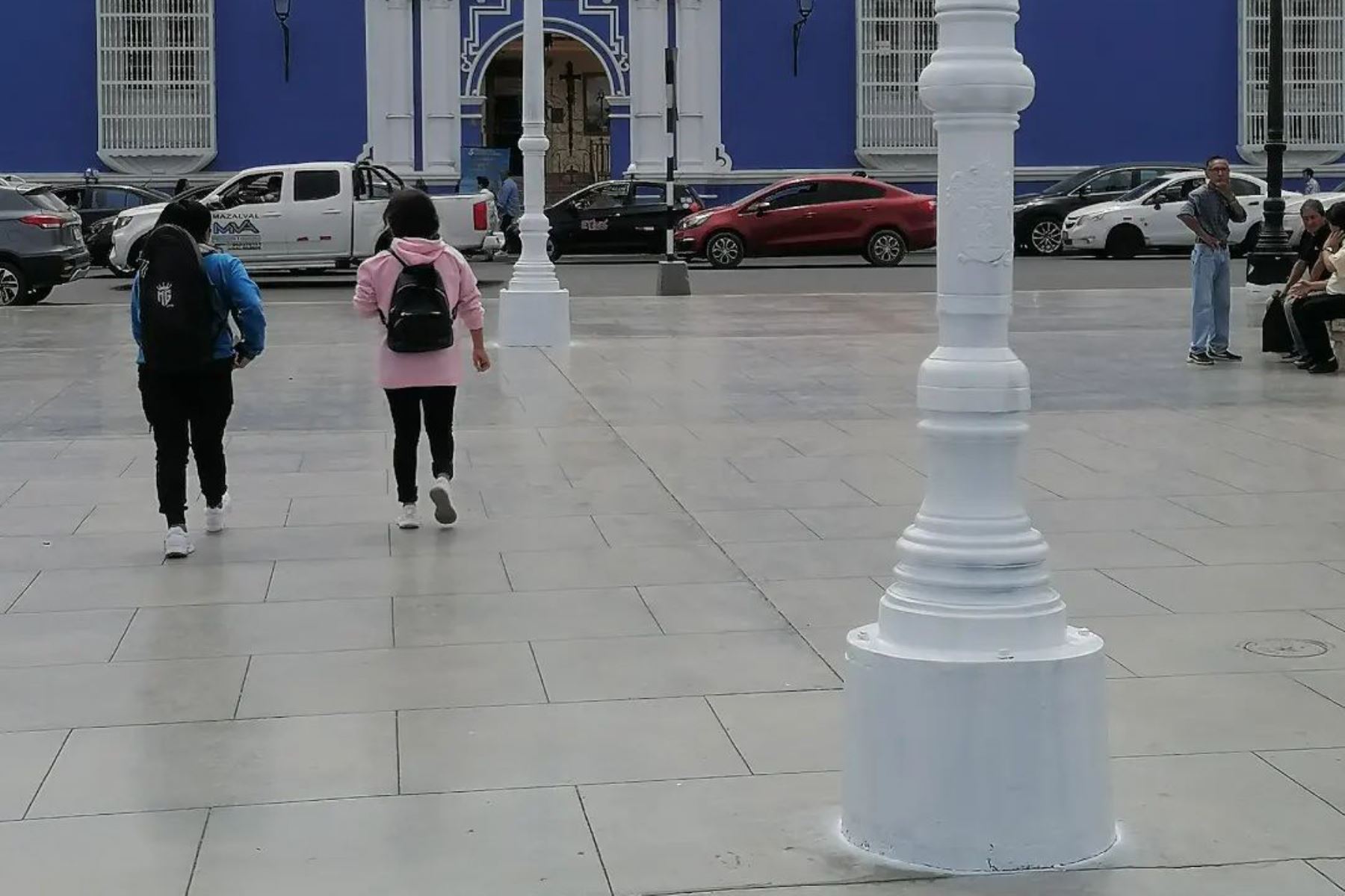 Los postes y las farolas ornamentales de la plaza de Armas de Trujillo son pintadas de blanco por la municipalidad provincial. Foto: ANDINA/Cortesía Luis Puell