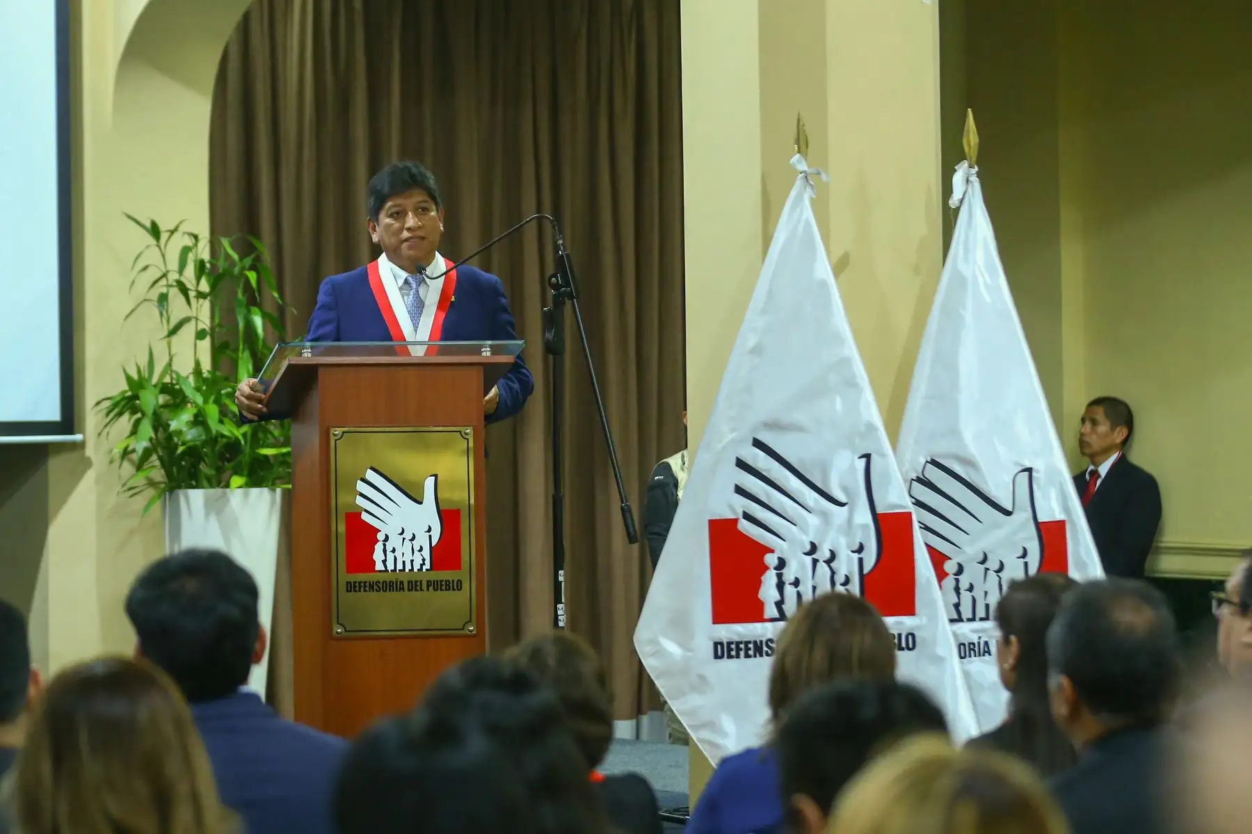 El defensor del pueblo, Josué Gutiérrez Cóndor, acompañado por la presidenta de la República Dina Boluarte, presidió la ceremonia de celebración del 27 aniversario de inicio de funciones de la Defensoría del Pueblo, trayectoria orientada a proteger los derechos humanos de toda la población.
Foto: ANDINA/Eddy Ramos