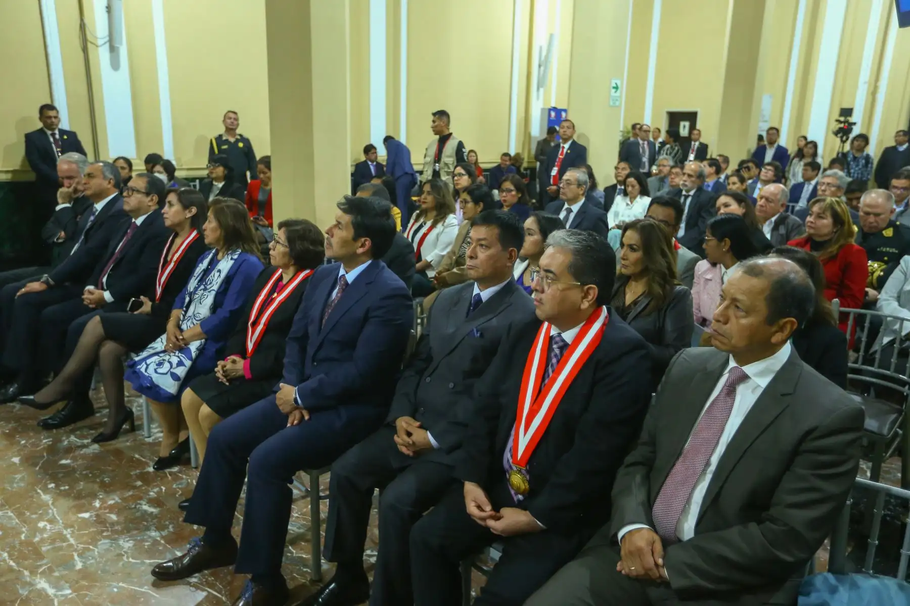 El defensor del pueblo, Josué Gutiérrez Cóndor, acompañado por la presidenta de la República Dina Boluarte, presidió la ceremonia de celebración del 27 aniversario de inicio de funciones de la Defensoría del Pueblo, trayectoria orientada a proteger los derechos humanos de toda la población.
Foto: ANDINA/Eddy Ramos