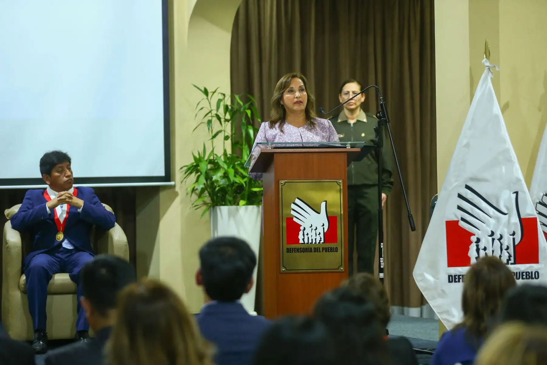 El defensor del pueblo, Josué Gutiérrez Cóndor, acompañado por la presidenta de la República Dina Boluarte, presidió la ceremonia de celebración del 27 aniversario de inicio de funciones de la Defensoría del Pueblo, trayectoria orientada a proteger los derechos humanos de toda la población.
Foto: ANDINA/Eddy Ramos