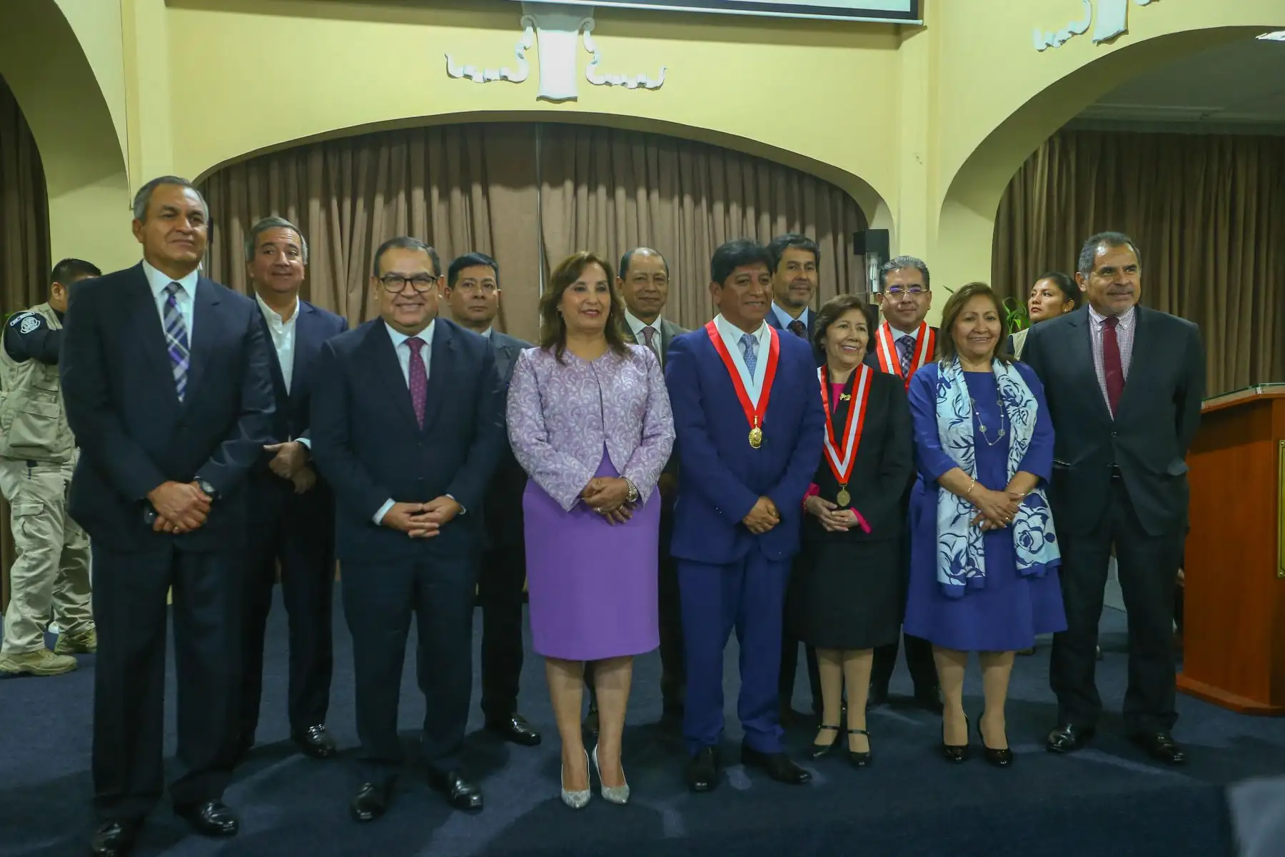El defensor del pueblo, Josué Gutiérrez Cóndor, acompañado por la presidenta de la República Dina Boluarte, presidió la ceremonia de celebración del 27 aniversario de inicio de funciones de la Defensoría del Pueblo, trayectoria orientada a proteger los derechos humanos de toda la población.
Foto: ANDINA/Eddy Ramos