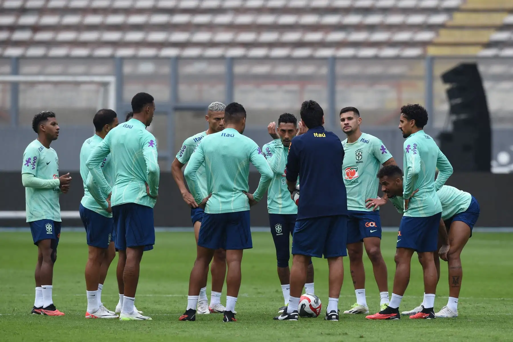 El entrenador brasileño Fernando Diniz habla con los jugadores durante una sesión de entrenamiento en Lima, el 11 de septiembre de 2023, en vísperas del partido de fútbol de las eliminatorias sudamericanas para la Copa Mundial de la FIFA 2026 contra Perú.
Foto: AFP