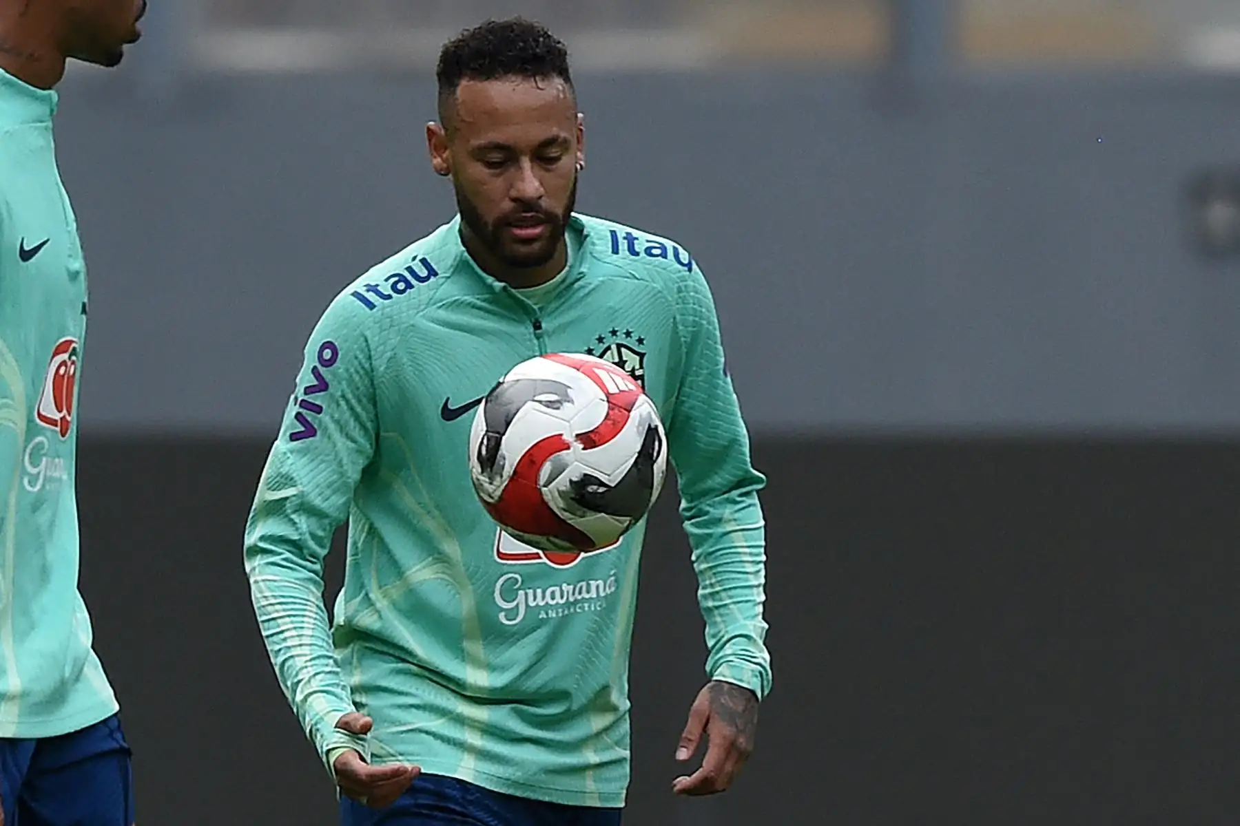 El delantero brasileño Neymar mira el balón durante una sesión de entrenamiento en Lima, el 11 de septiembre de 2023, en vísperas de su partido de fútbol de las eliminatorias sudamericanas para la Copa Mundial de la FIFA 2026 contra Perú.
Foto: AFP