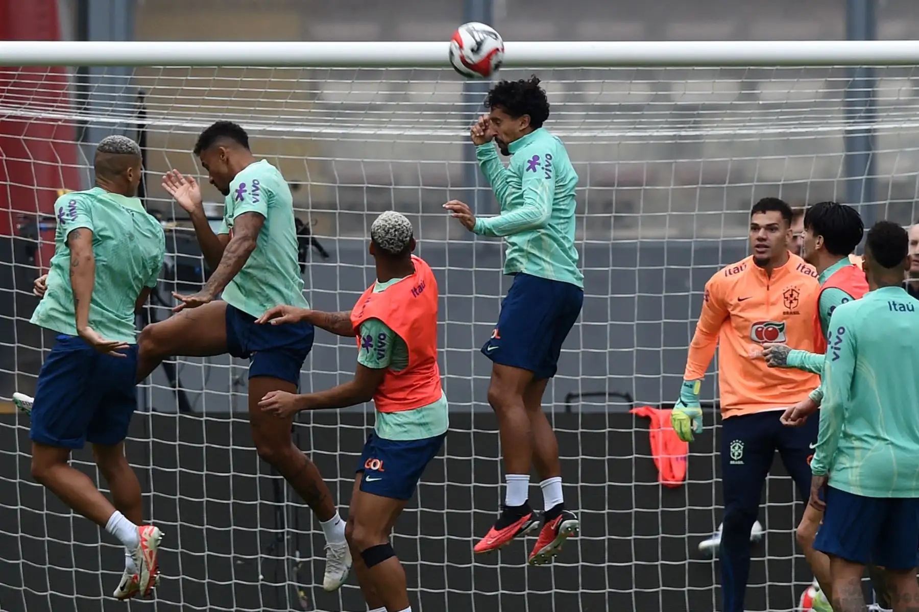 El defensor brasileño Marquinhos dirige el balón durante una sesión de entrenamiento en Lima, el 11 de septiembre de 2023, en vísperas del partido de fútbol de las eliminatorias sudamericanas para la Copa Mundial de la FIFA 2026 contra Perú.
Foto: AFP