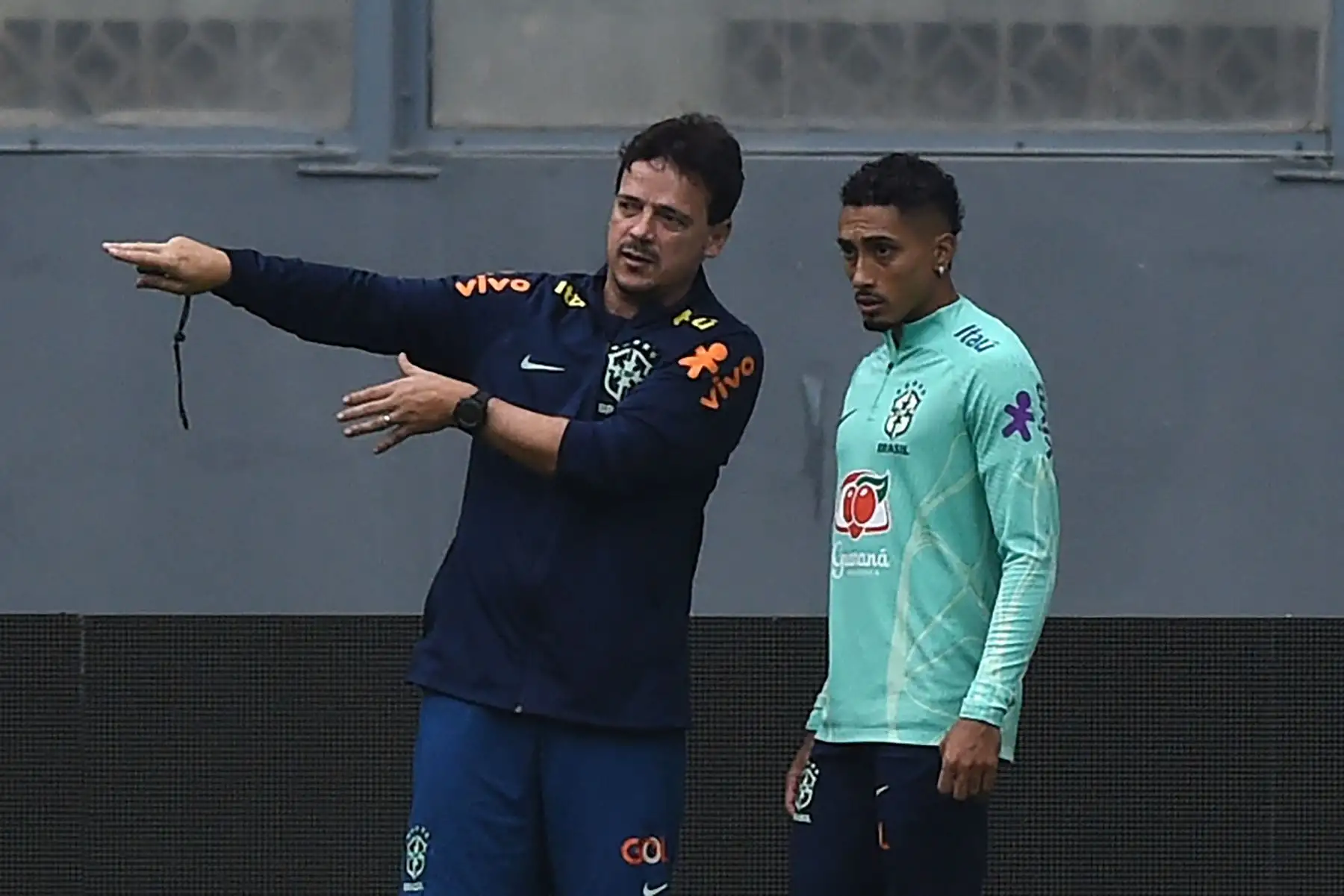 El entrenador brasileño Fernando Diniz da instrucciones al delantero brasileño Raphinha durante una sesión de entrenamiento en Lima, el 11 de septiembre de 2023, en vísperas del partido de fútbol de las eliminatorias sudamericanas para la Copa Mundial de la FIFA 2026 contra Perú.
Foto: AFP