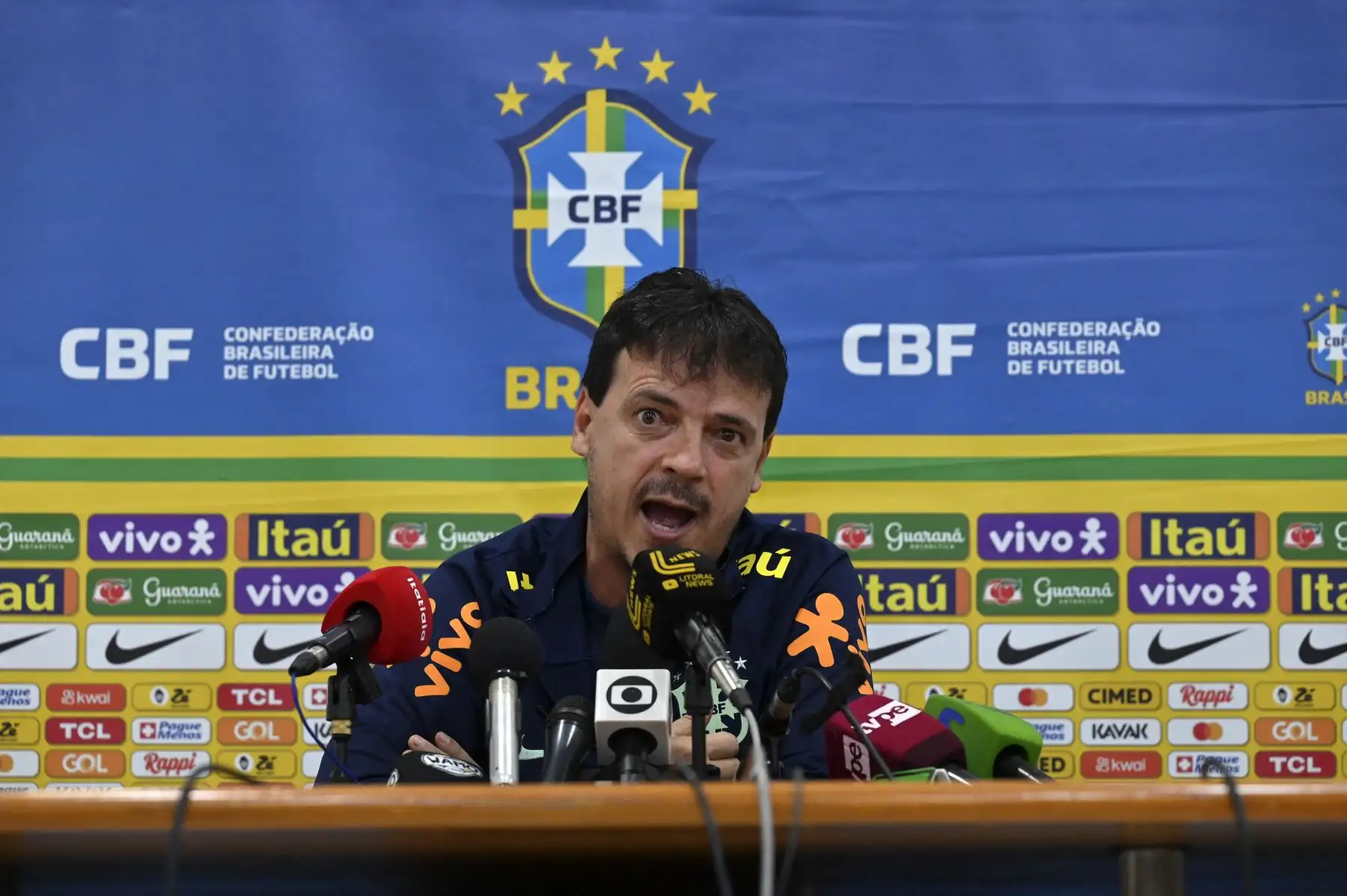 El entrenador brasileño Fernando Diniz da instrucciones al delantero brasileño Raphinha durante una sesión de entrenamiento en Lima, el 11 de septiembre de 2023, en vísperas del partido de fútbol de las eliminatorias sudamericanas para la Copa Mundial de la FIFA 2026 contra Perú.
Foto: AFP