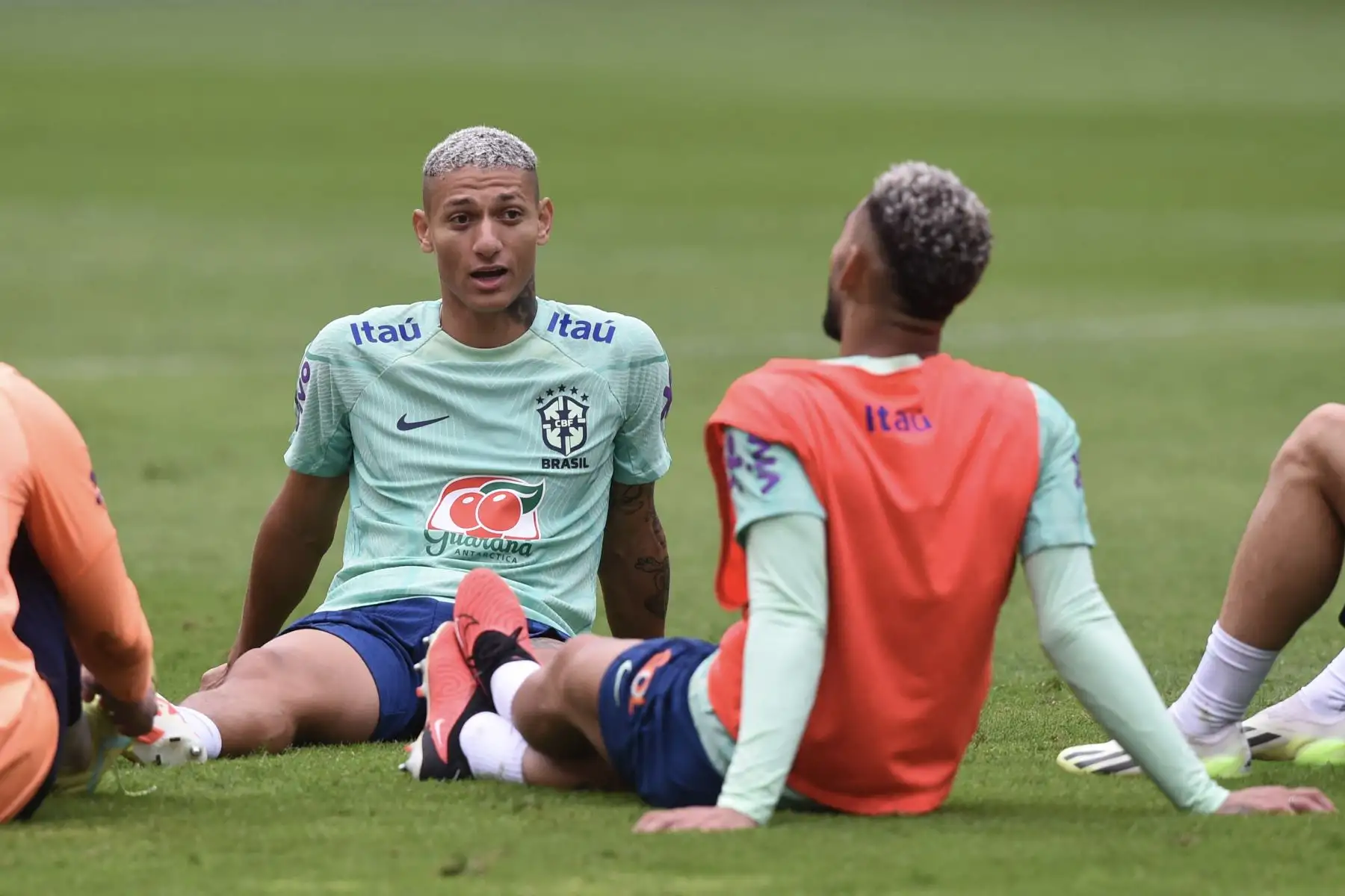 Los delanteros brasileños Richarlison y Matheus Cunha conversan durante una sesión de entrenamiento en Lima, el 11 de septiembre de 2023, en vísperas de su partido de fútbol de las eliminatorias sudamericanas para la Copa Mundial de la FIFA 2026 contra Perú.
Foto: AFP