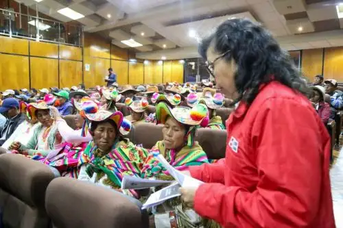 En la sede de la municipalidad provincial de Puno se desarrolló una reunión de autoridades y pobladores del distrito de Coata con el equipo del Ministerio de Vivienda, Construcción y Saneamiento. Foto: MVCS