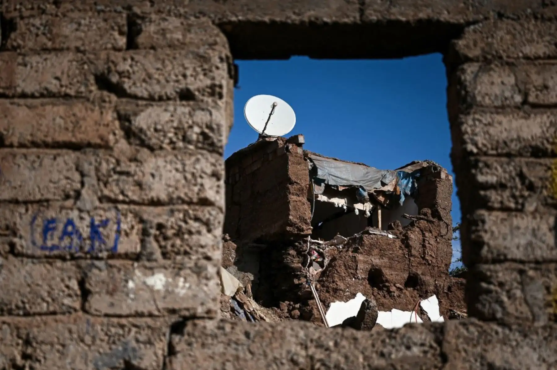 El epicentro del sismo, que causó 2.862 muertos y 2.562 heridos, según un último balance del lunes por la noche, se encuentra en una zona montañosa del Alto Atlas, donde los corrimientos de tierra dificultan aún más el acceso a los pueblos afectados. Foto: AFP
