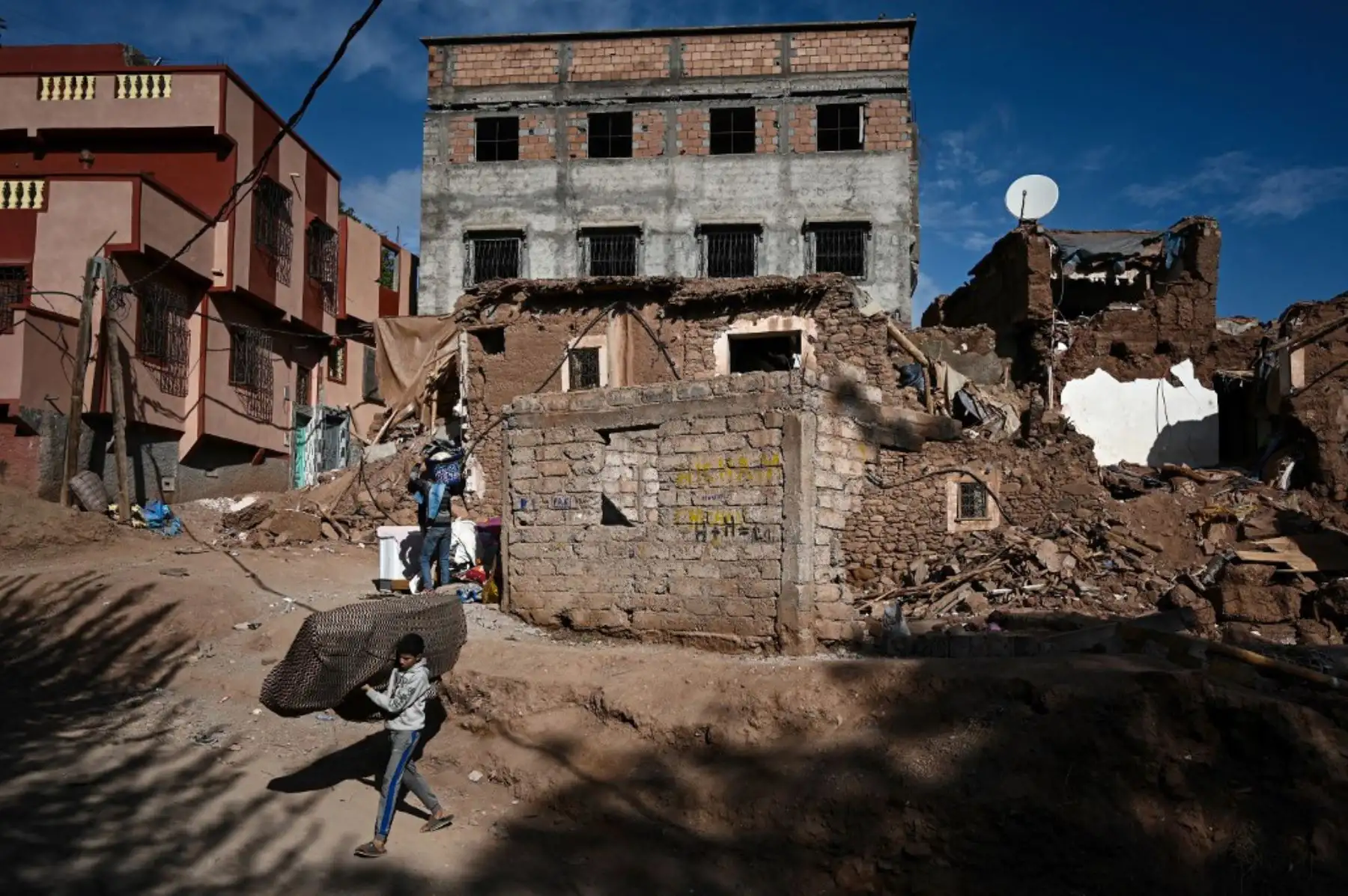 El epicentro del sismo, que causó 2.862 muertos y 2.562 heridos, según un último balance del lunes por la noche, se encuentra en una zona montañosa del Alto Atlas, donde los corrimientos de tierra dificultan aún más el acceso a los pueblos afectados. Foto: AFP