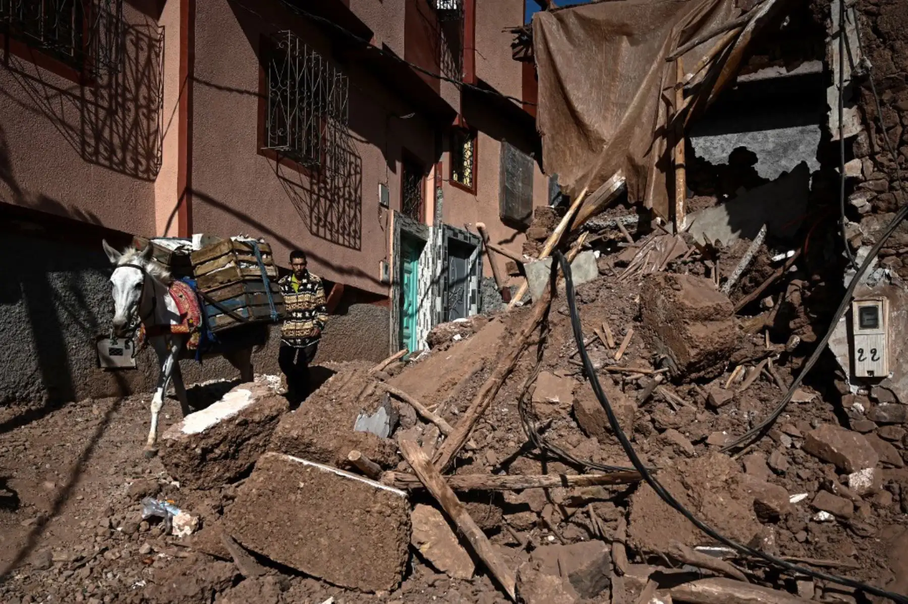 Los equipos de rescate marroquíes, apoyados por delegaciones extranjeras, intentan acelerar la búsqueda de sobrevivientes y dar cobijo a cientos de familias que perdieron sus hogares. Foto: AFP
