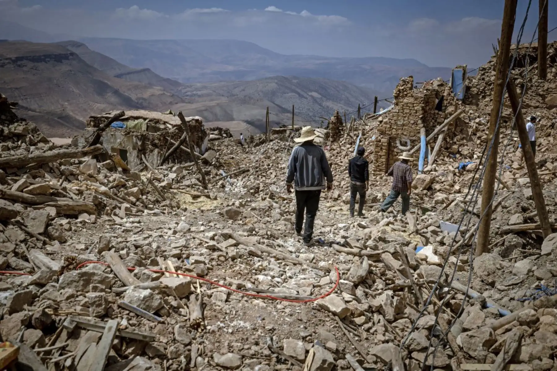 Los equipos de rescate marroquíes, apoyados por delegaciones extranjeras, intentan acelerar la búsqueda de sobrevivientes y dar cobijo a cientos de familias que perdieron sus hogares. Foto: AFP