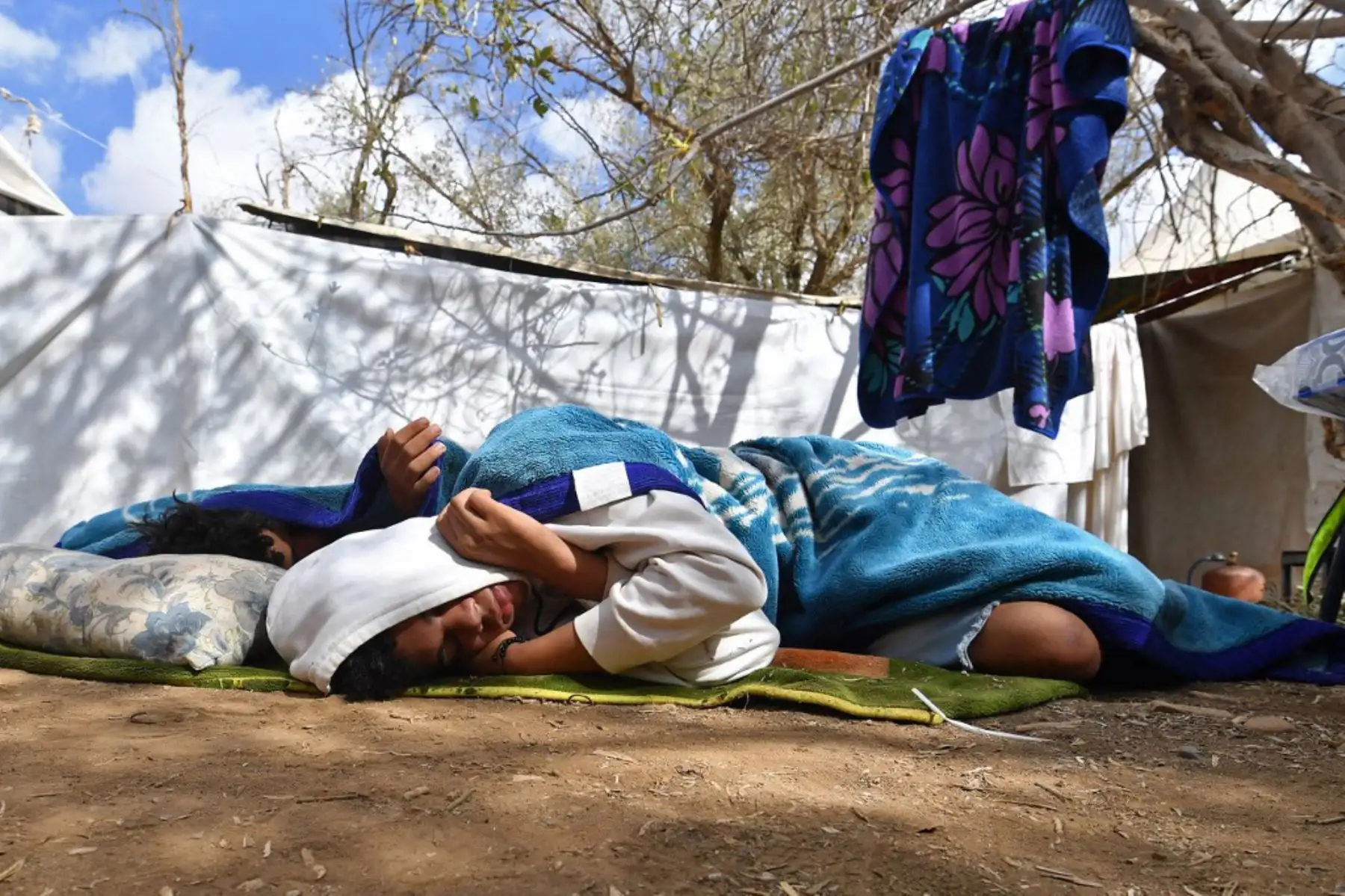 Los equipos de rescate marroquíes, apoyados por delegaciones extranjeras, intentan acelerar la búsqueda de sobrevivientes y dar cobijo a cientos de familias que perdieron sus hogares. Foto: AFP