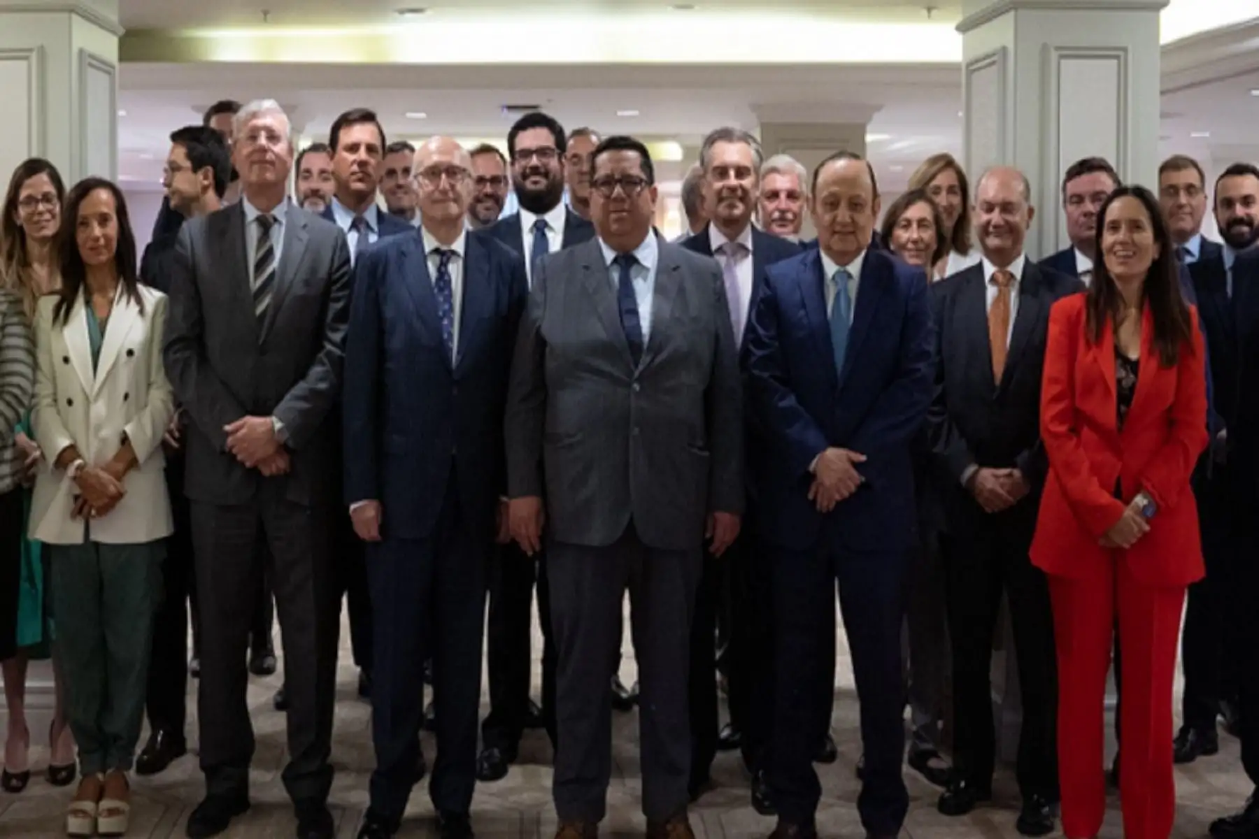 Ministro de Economía y Finanzas, Alex Contreras, inicia gira en España.