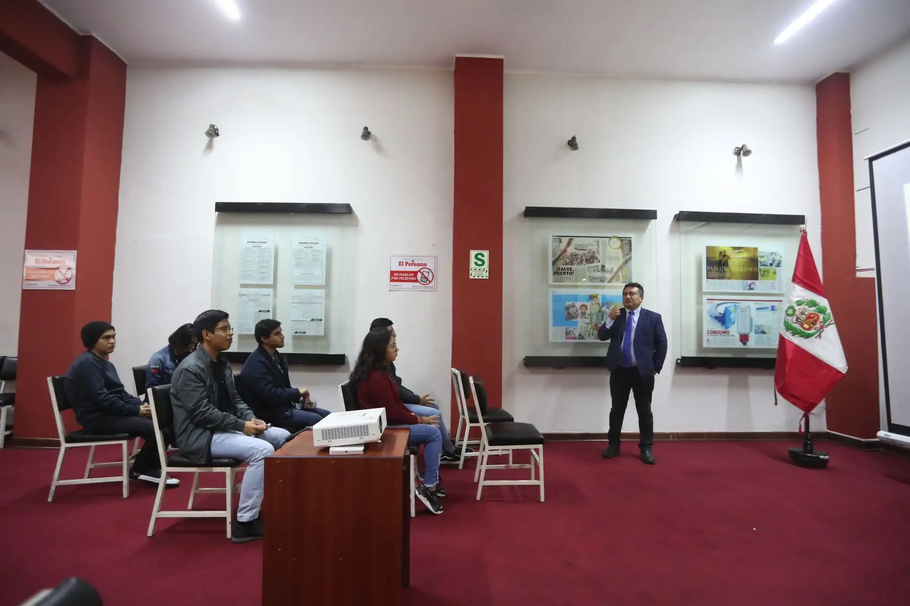 Alumnos de la universidad nacional Mayor de San Marcos visitan la agencia Andina y el diario oficial El peruano y reciben charla de  diferentes especialistas, como Félix Paz, director de Medios Periodísticos Foto: ANDINA/Ricardo Cuba