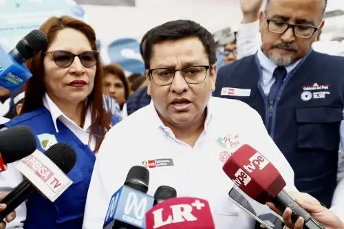 El ministro de Salud, César Vázquez, se compromete a asegurar incremento de salarios de profesionales de salud. ANDINA/Daniel Bracamonte