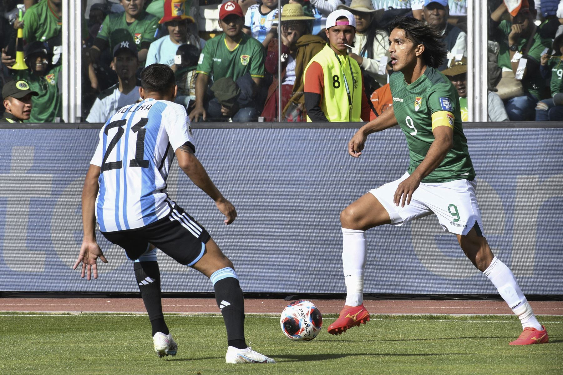 El defensor argentino Nahuel Molina  y el delantero boliviano Marcelo Martins luchan por el balón durante el partido de fútbol de las eliminatorias sudamericanas para la Copa Mundial de la FIFA 2026 entre Bolivia y Argentina, en el estadio Hernando Siles de La Paz.
Foto: AFP