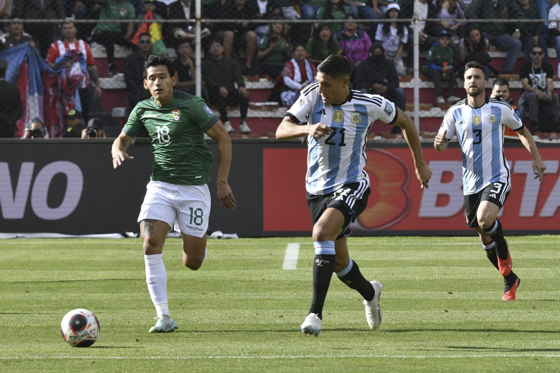 El delantero boliviano Víctor Abrego y el defensor argentino Nahuel Molina compiten por el balón durante el partido de fútbol de las eliminatorias sudamericanas para la Copa Mundial de la FIFA 2026 entre Bolivia y Argentina, en el estadio Hernando Siles de La Paz.
Foto: AFP