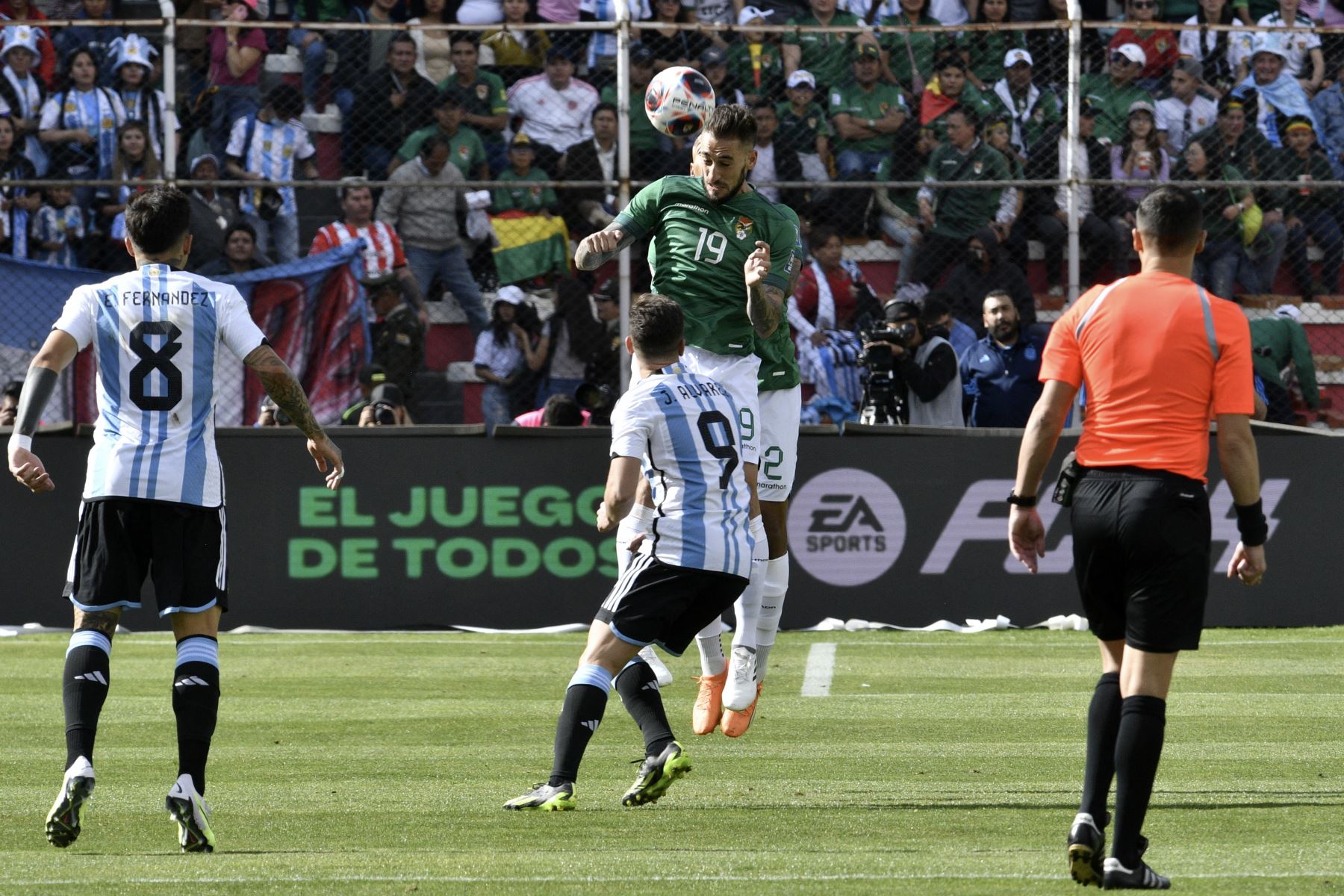 El mediocampista boliviano Luciano Ursino dirige el balón sobre el delantero argentino Julián Álvarez durante el partido de fútbol de las eliminatorias sudamericanas para la Copa Mundial de la FIFA 2026 entre Bolivia y Argentina, en el estadio Hernando Siles de La Paz.
Foto: AFP