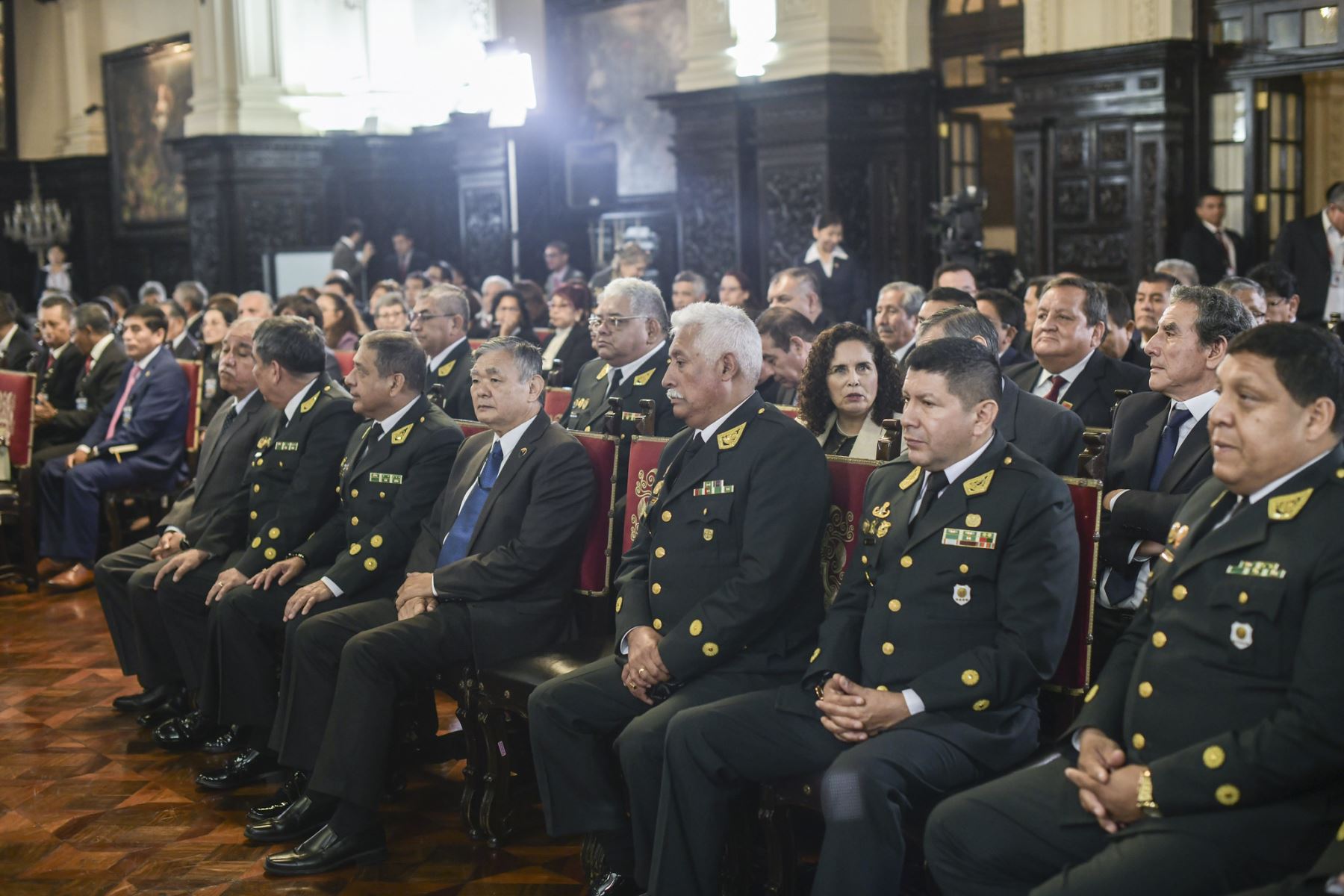 Policías condecorados hoy. ANDINA/Prensa Presidencia