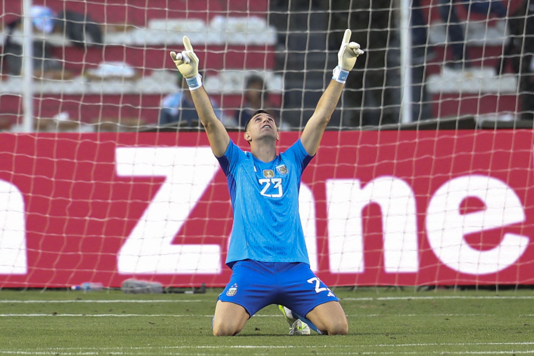 Emiliano Martínez portero de Argentina celebra al final de un partido de las Eliminatorias Sudamericanas para la Copa Mundial de Fútbol 2026 entre Bolivia y Argentina hoy, en el estadio Hernando Siles en La Paz (Bolivia).
Foto: EFE