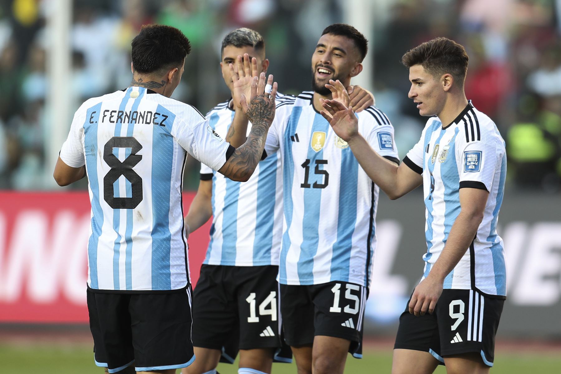 Argentina celebra su triunfo en La Paz, tres puntos que colocan a la Albiceleste en la punta de la clasificatoria sudamericana. Foto: EFE
