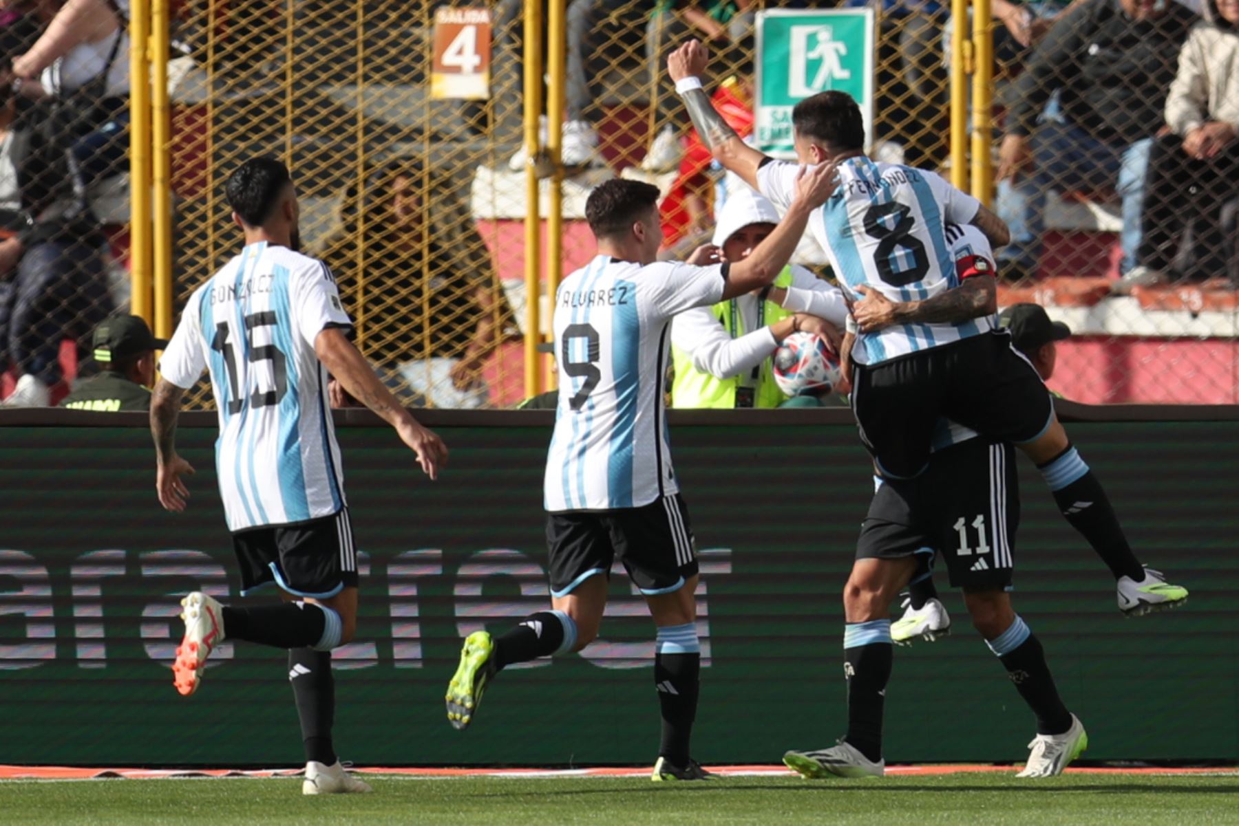 Enzo Fernández (d) de Argentina celebra su gol hoy, en un partido de las Eliminatorias Sudamericanas para la Copa Mundial de Fútbol 2026 entre Bolivia y Argentina en el estadio Hernando Siles en La Paz (Bolivia).
Foto: EFE