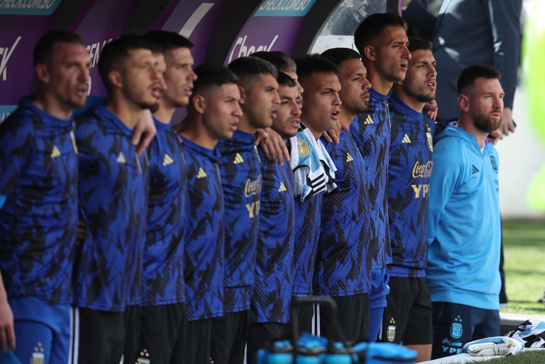 Jugadores de Argentina observan desde el banco hoy, en un partido de las Eliminatorias Sudamericanas para la Copa Mundial de Fútbol 2026 entre Bolivia y Argentina en el estadio Hernando Siles en La Paz (Bolivia). 
Foto: EFE