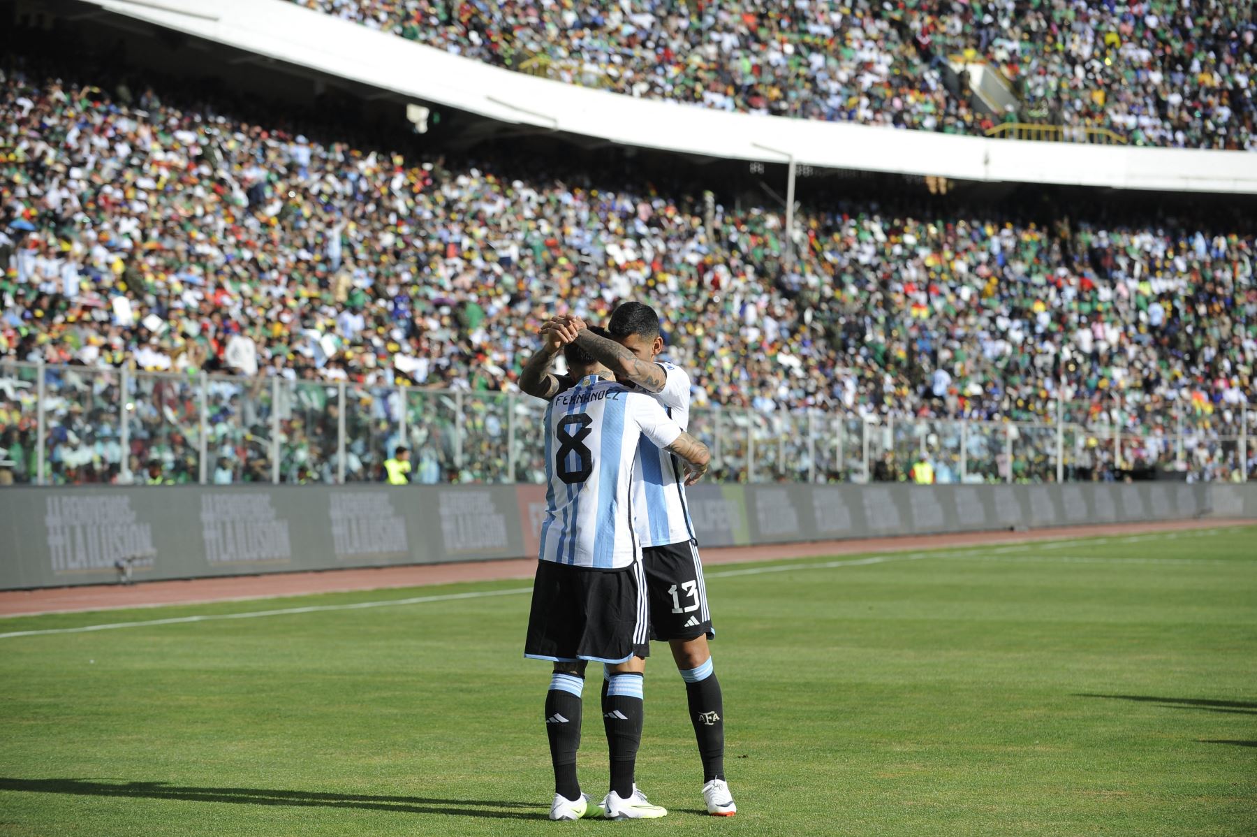 El mediocampista argentino Enzo Fernández celebra con su compañero defensor Cristian Romero después de anotar el primer gol de su equipo durante el partido de fútbol de las eliminatorias sudamericanas para la Copa Mundial de la FIFA 2026 entre Bolivia y Argentina, en el estadio Hernando Siles de La Paz, el 12 de septiembre de 2023.
Foto: AFP