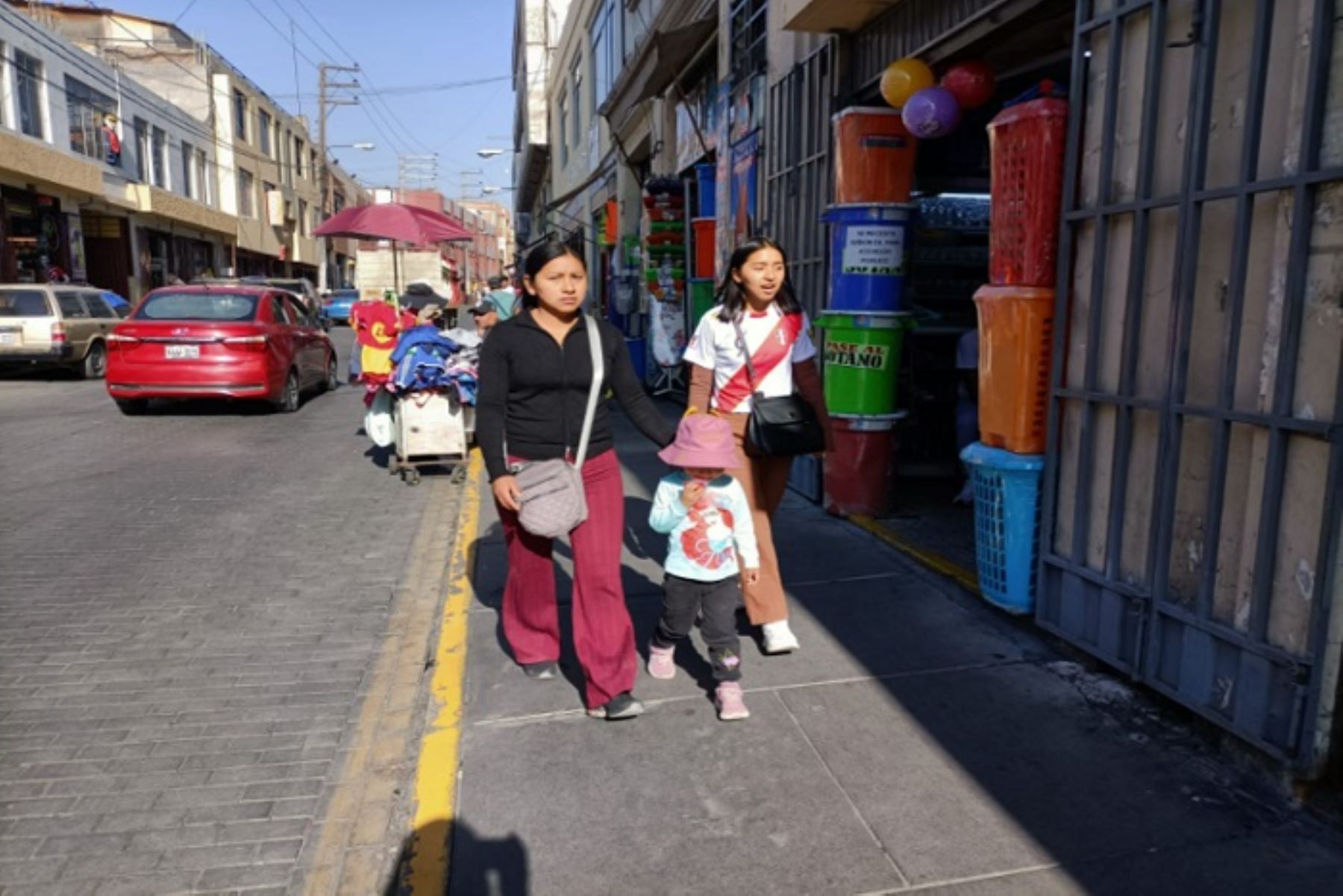 Los arequipeños lucen la camiseta blanquirroja y algunos restaurantes de la ciudad han ambientado sus instalaciones para que el público disfrute del partido Perú vs. Brasil.