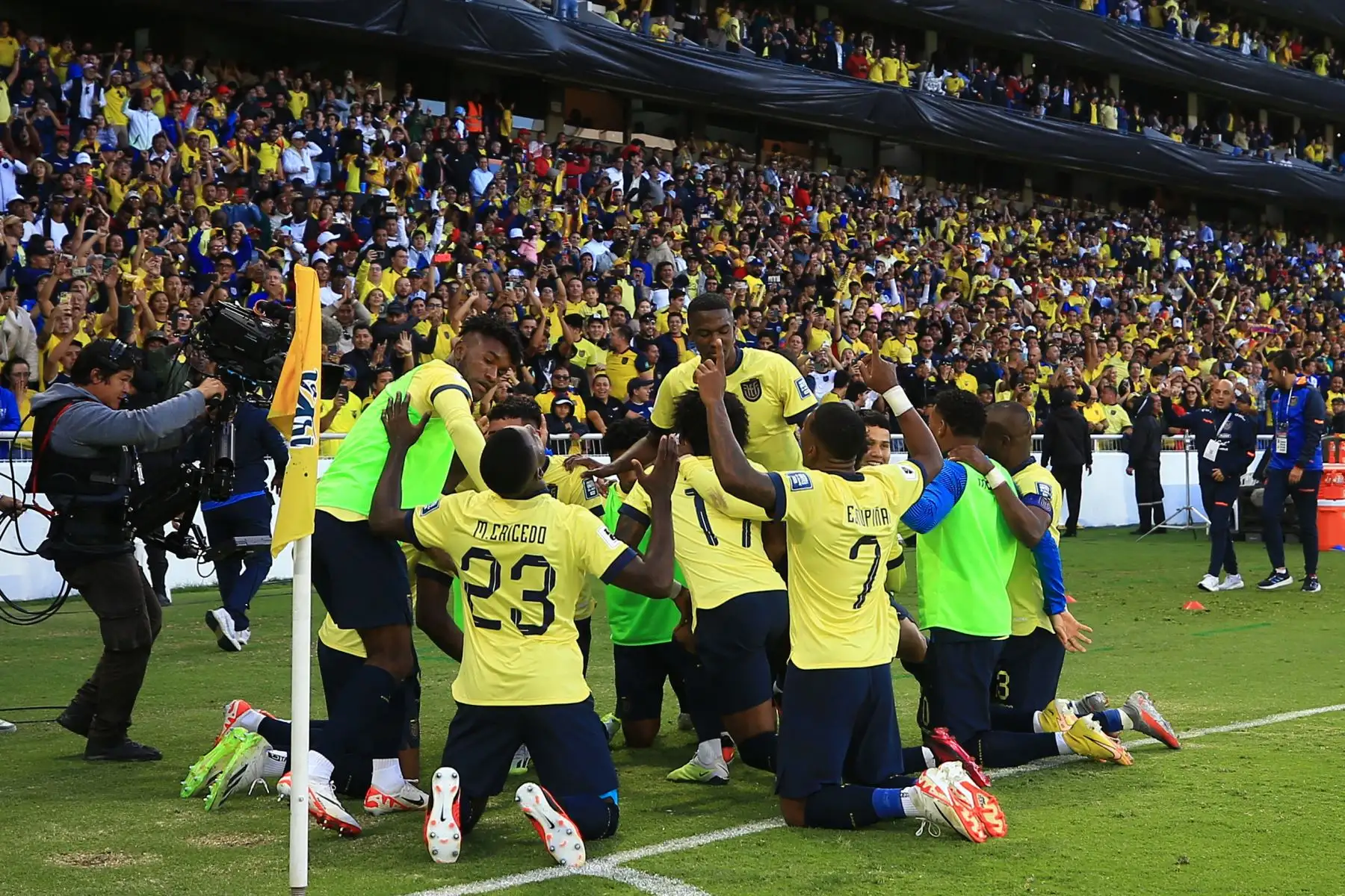 Jugadores de Ecuador celebran un gol hoy, en un partido de las Eliminatorias Sudamericanas para la Copa Mundial de Fútbol 2026 entre Ecuador y Uruguay en el estadio Rodrigo Paz Delgado en Quito (Ecuador).
Foto: EFE