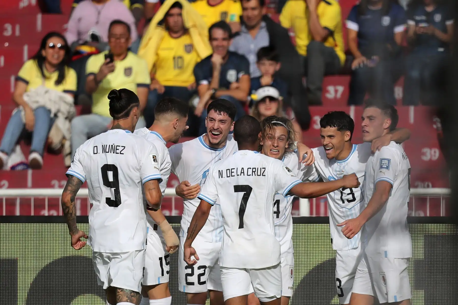Jugadores de Uruguay celebran un gol hoy, en un partido de las Eliminatorias Sudamericanas para la Copa Mundial de Fútbol 2026 entre Ecuador y Uruguay en el estadio Rodrigo Paz Delgado en Quito (Ecuador).
Foto: EFE